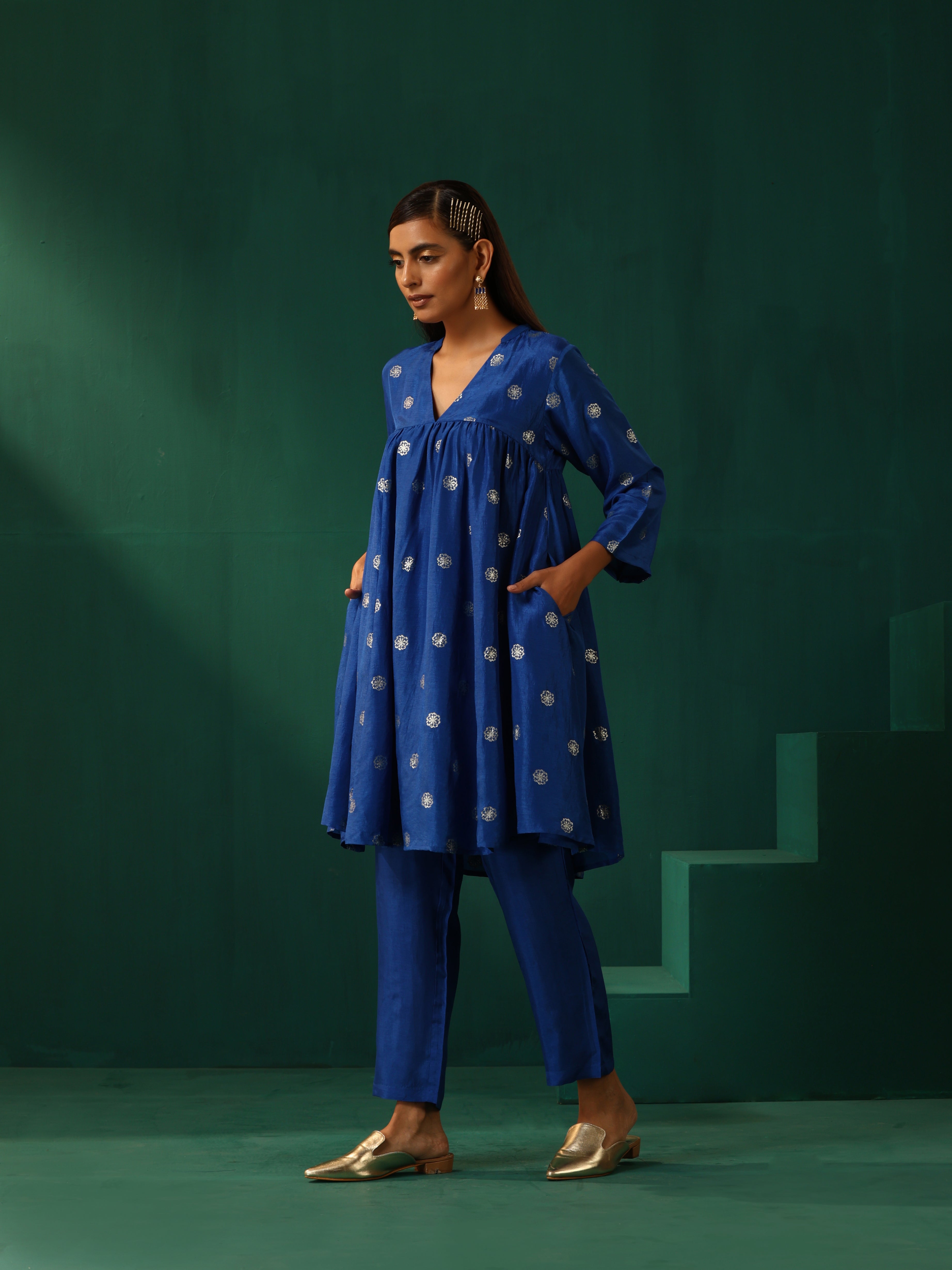 trueBrowns Royal Blue Geometric Floral Viscose Silk Front Gathered Co-ord Set - Distacart