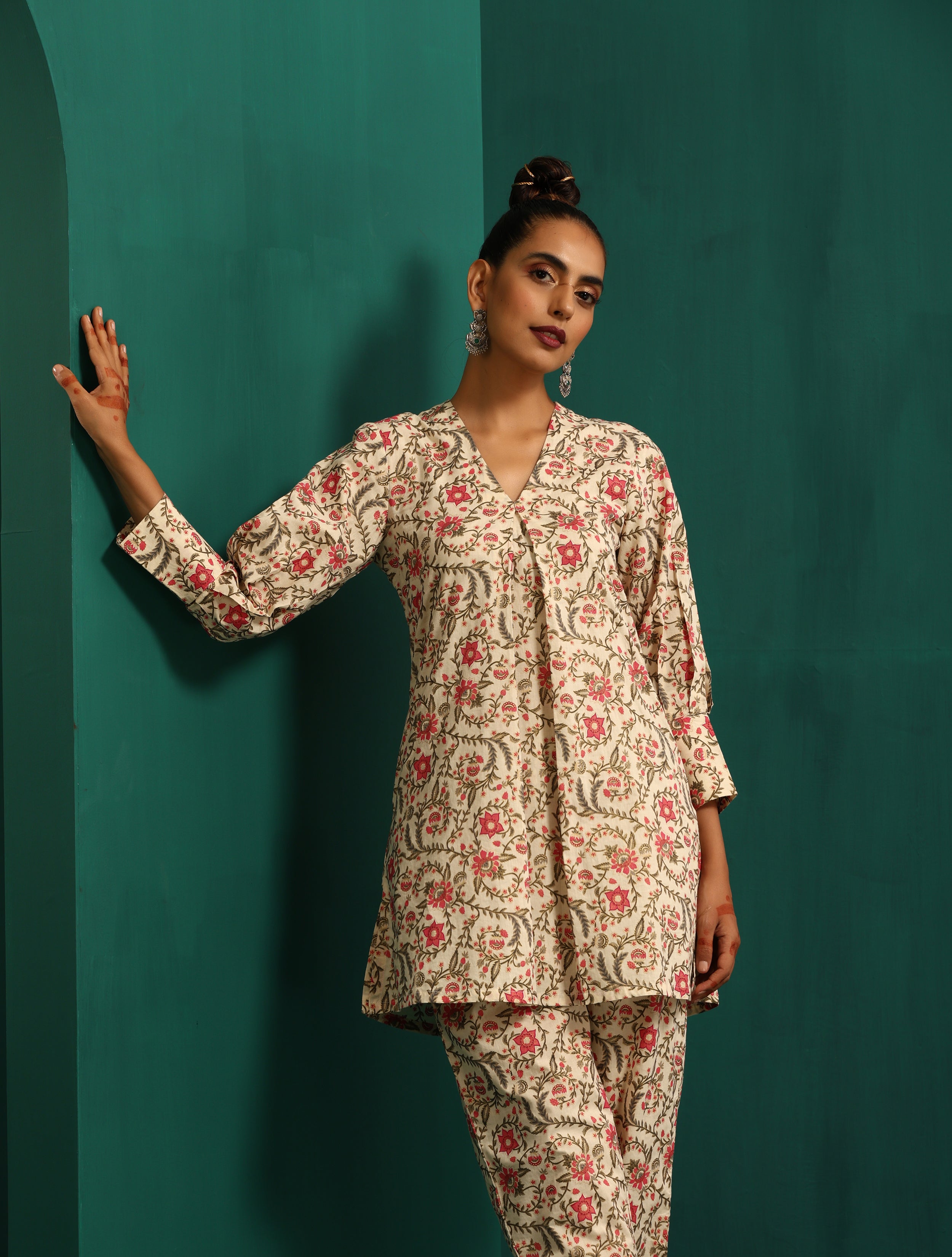 trueBrowns Pink Floral Cotton Printed Neck Pleat Co-ord Set - Distacart