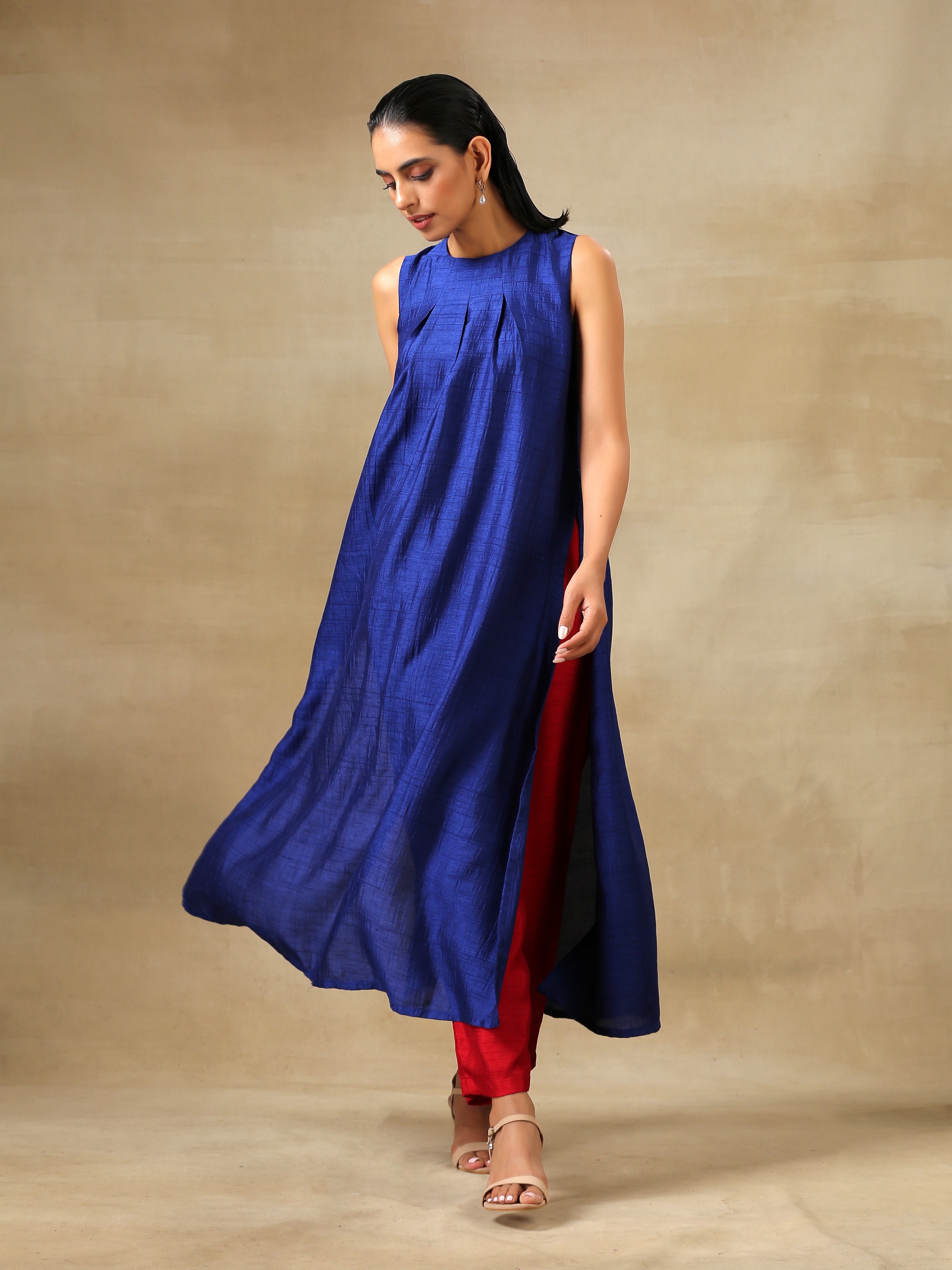 trueBrowns Blue Textured Silk Sleeveless Kurta Pant Set - Distacart