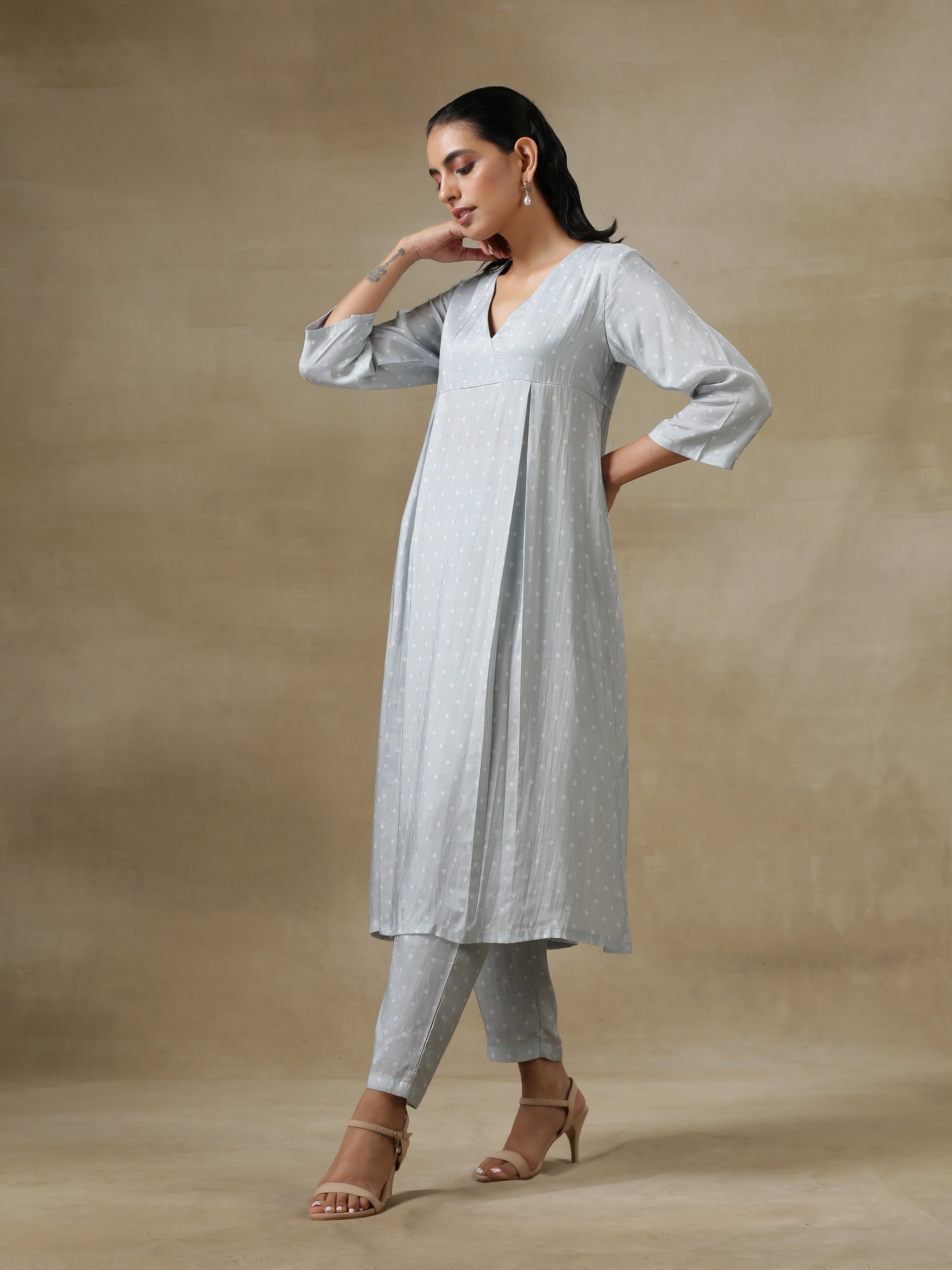 trueBrowns Grey Bandhani Printed Silk Yoke Kurta Pant Set - Distacart