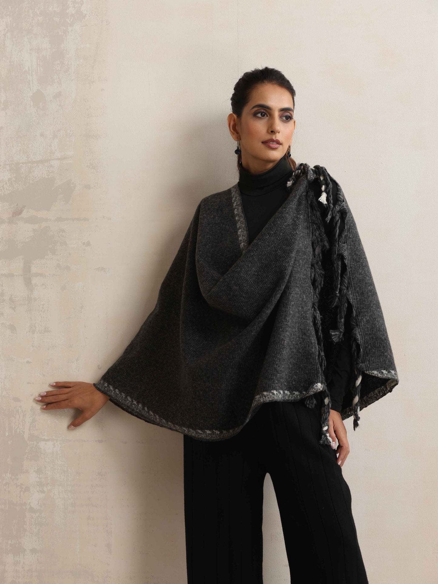 trueBrowns Black Tassel Woollen Stole - Distacart