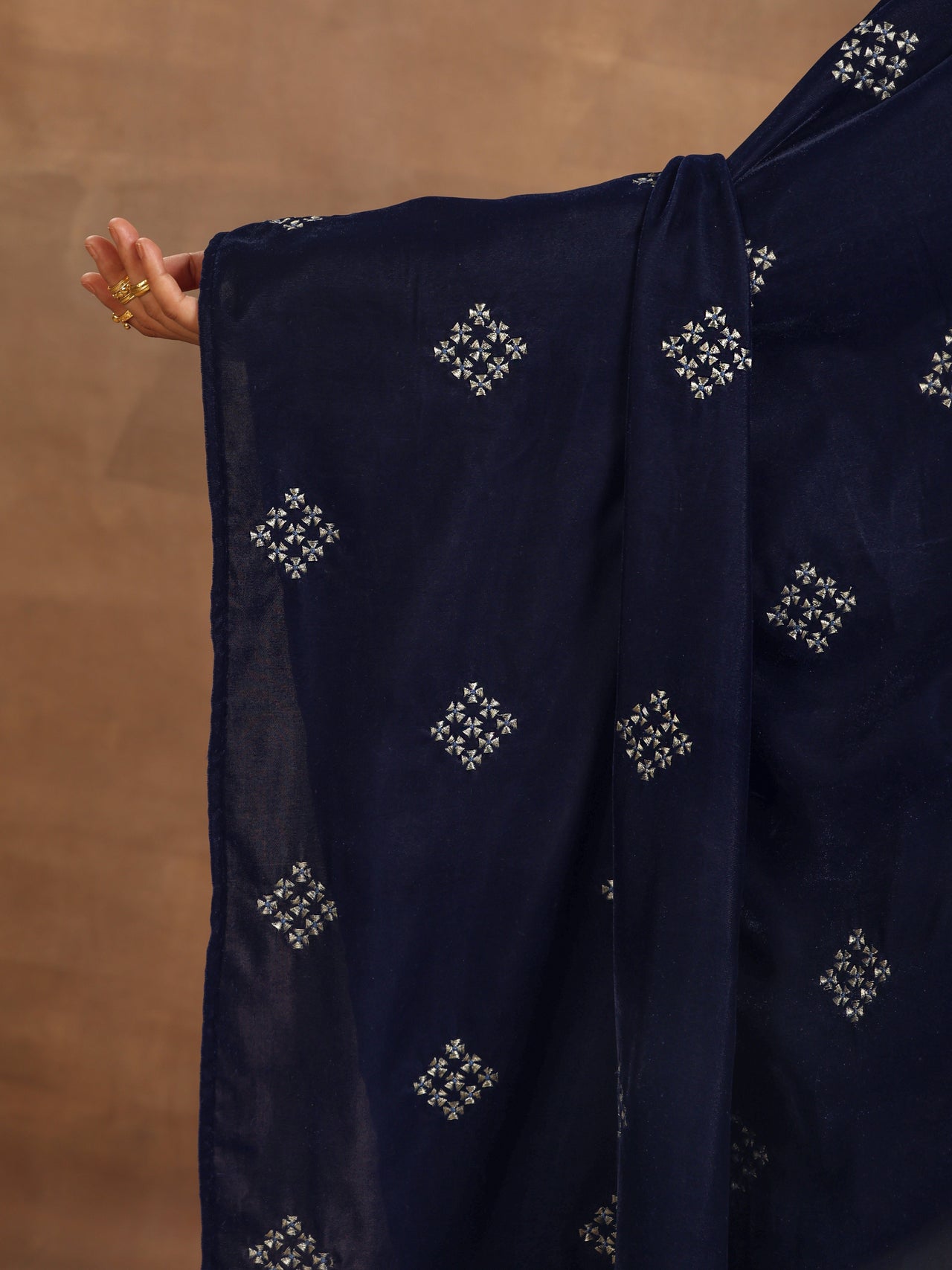 trueBrowns Midnight Blue Velvet Embroidered Shawl - Distacart