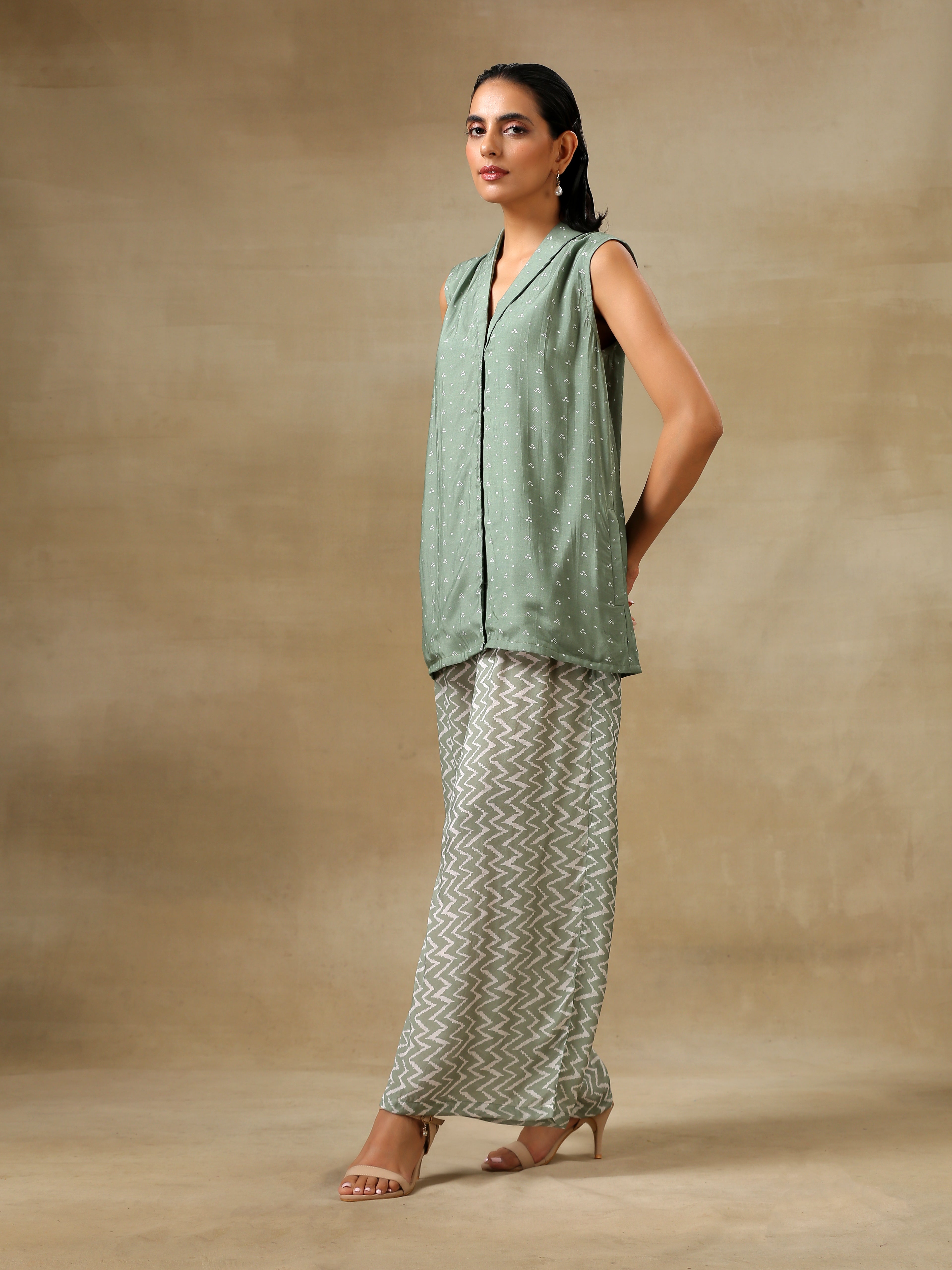 trueBrowns Light Green Bandhani Printed Silk Sleevesless Jacket Pant Set - Distacart