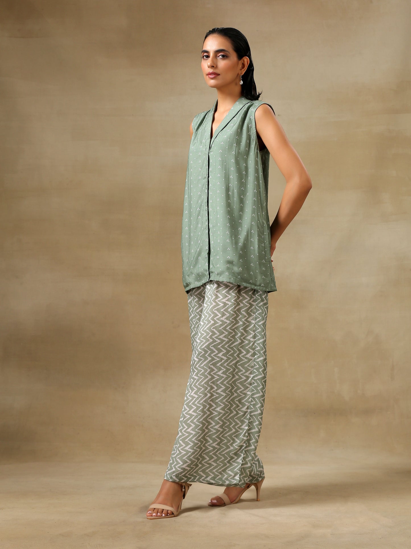 trueBrowns Light Green Bandhani Printed Silk Sleevesless Jacket Pant Set - Distacart