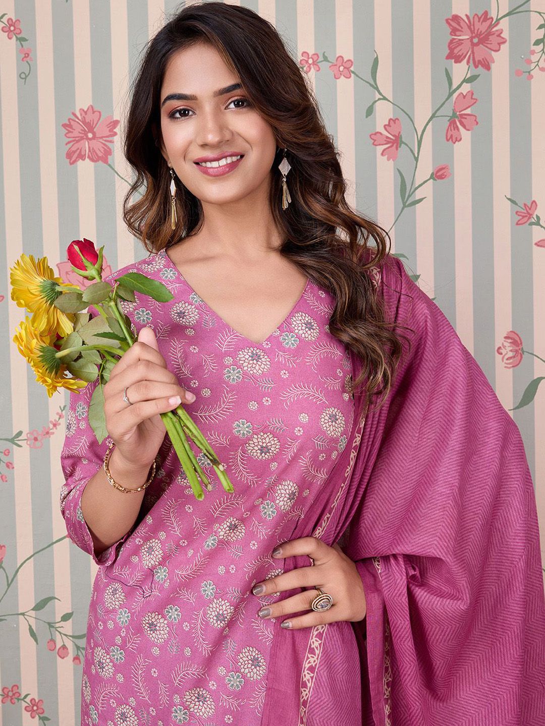 Ode by House of Pataudi Floral Printed Regular Pure Cotton Kurta with Trousers & Dupatta - Distacart