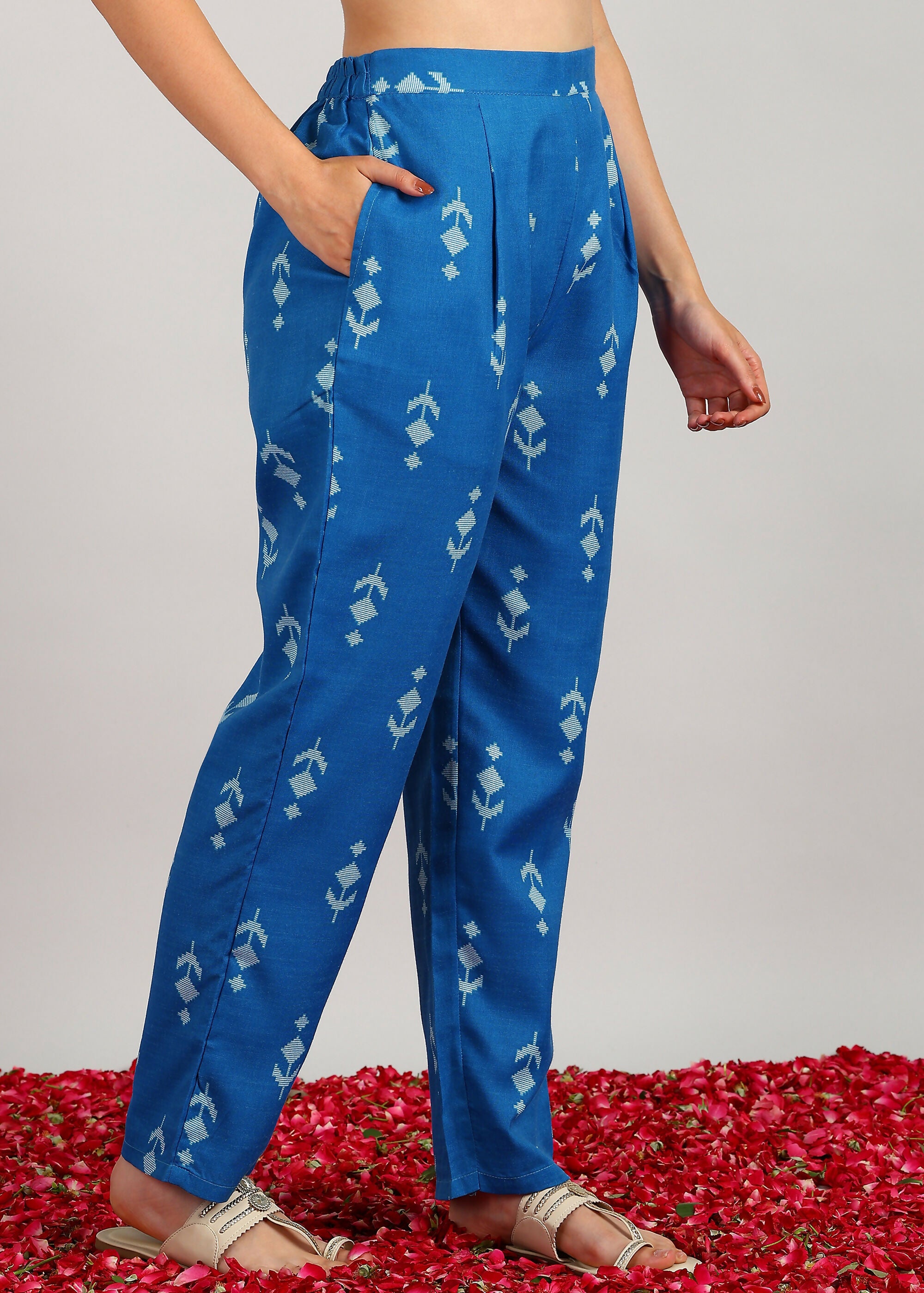 Aavyora Women's Blue Ikat Printed Ethnic Co-ord Set