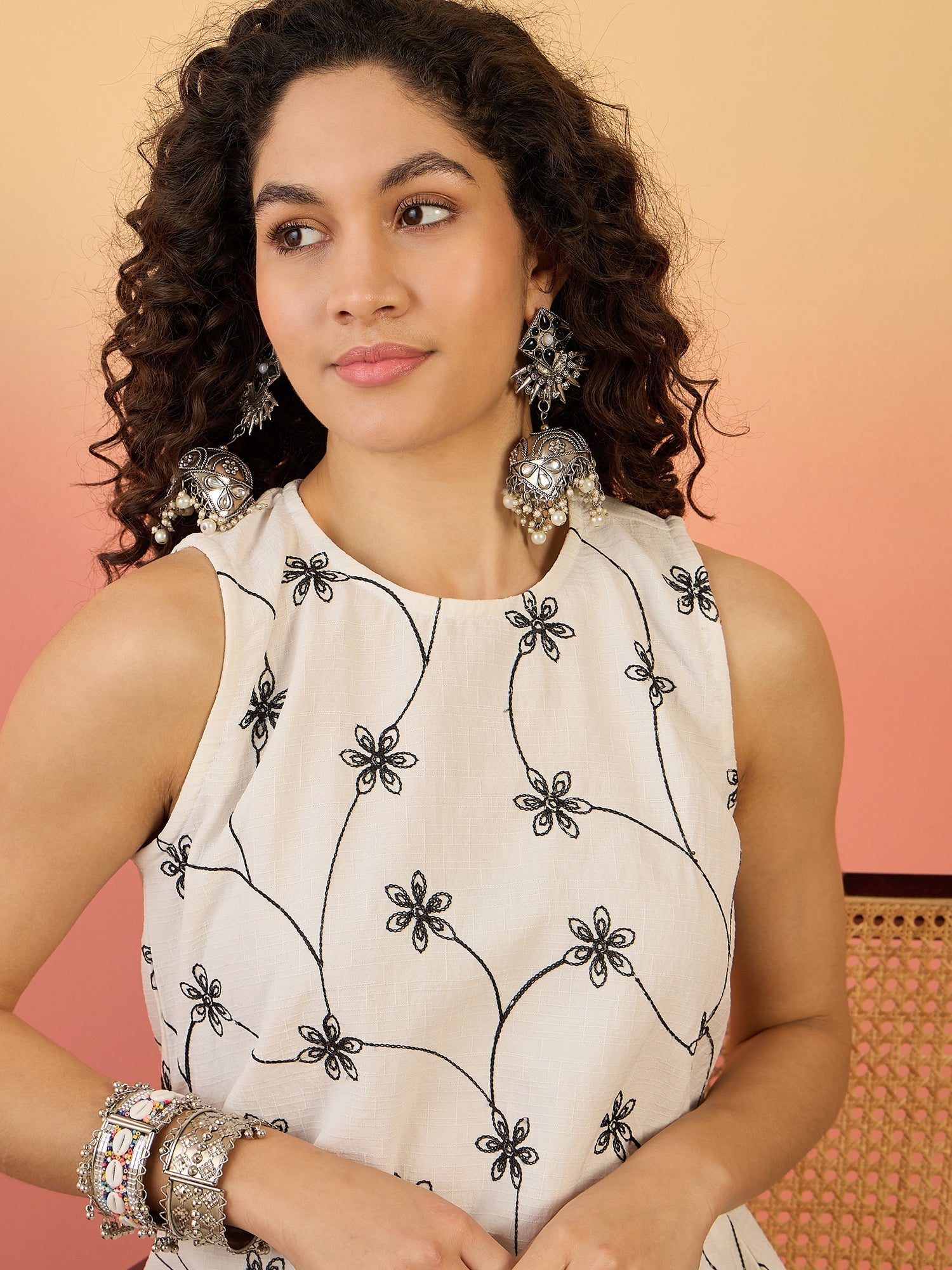 InWeave White Embroidery R Neck Black Set - Distacart