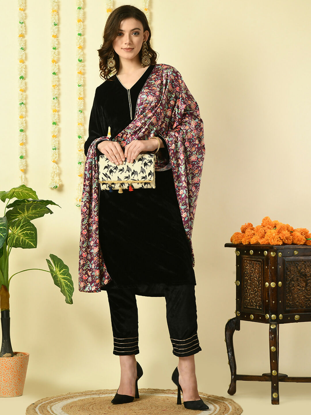 Myshka Women's Black Velvet Kurta & Trousers With Dupatta Party Sets - Distacart