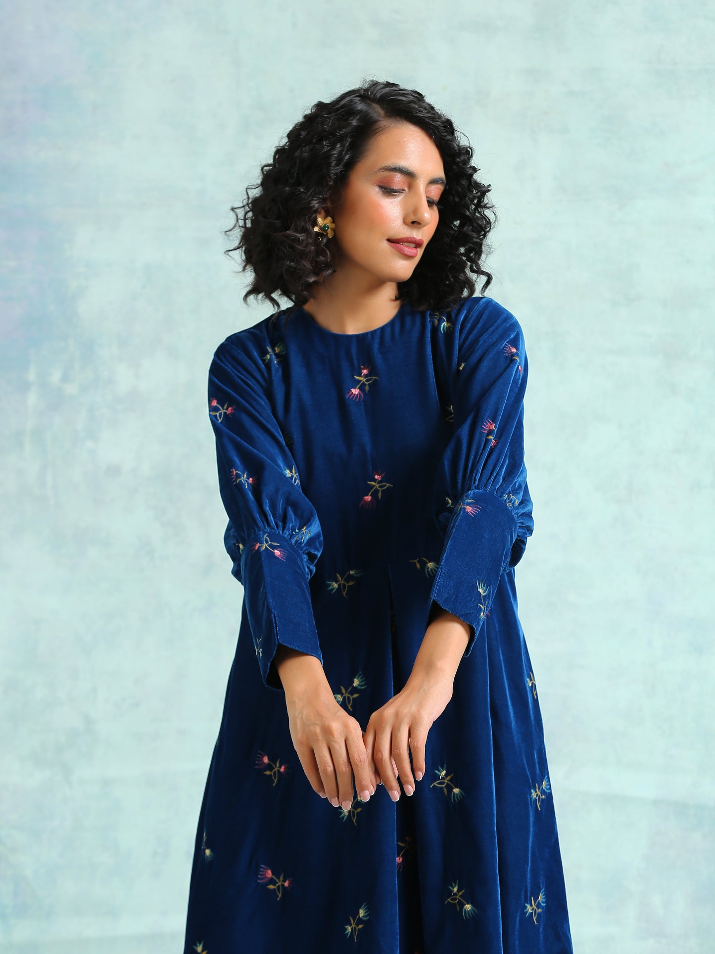 trueBrowns Blue Embroidered Velvet Puff Sleeve Kurta - Distacart
