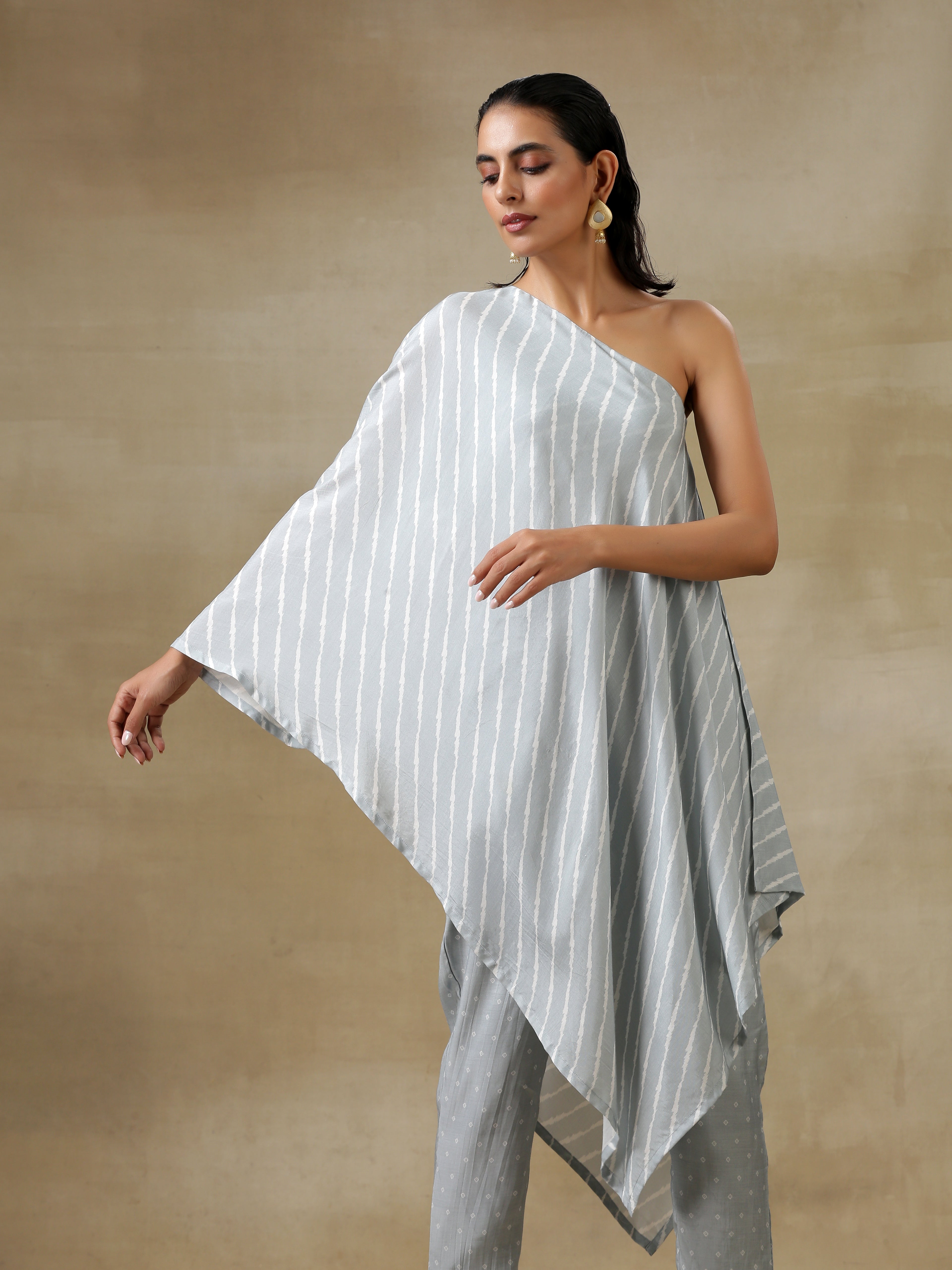 trueBrowns Grey Bandhani Printed Silk One-Shoulder Kurta Pant Set - Distacart
