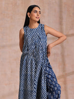 Thumbnail for trueBrowns Indigo Dabu Zig-Zag Lines Print Cotton Sleeveless Kurta Pant Set - Distacart