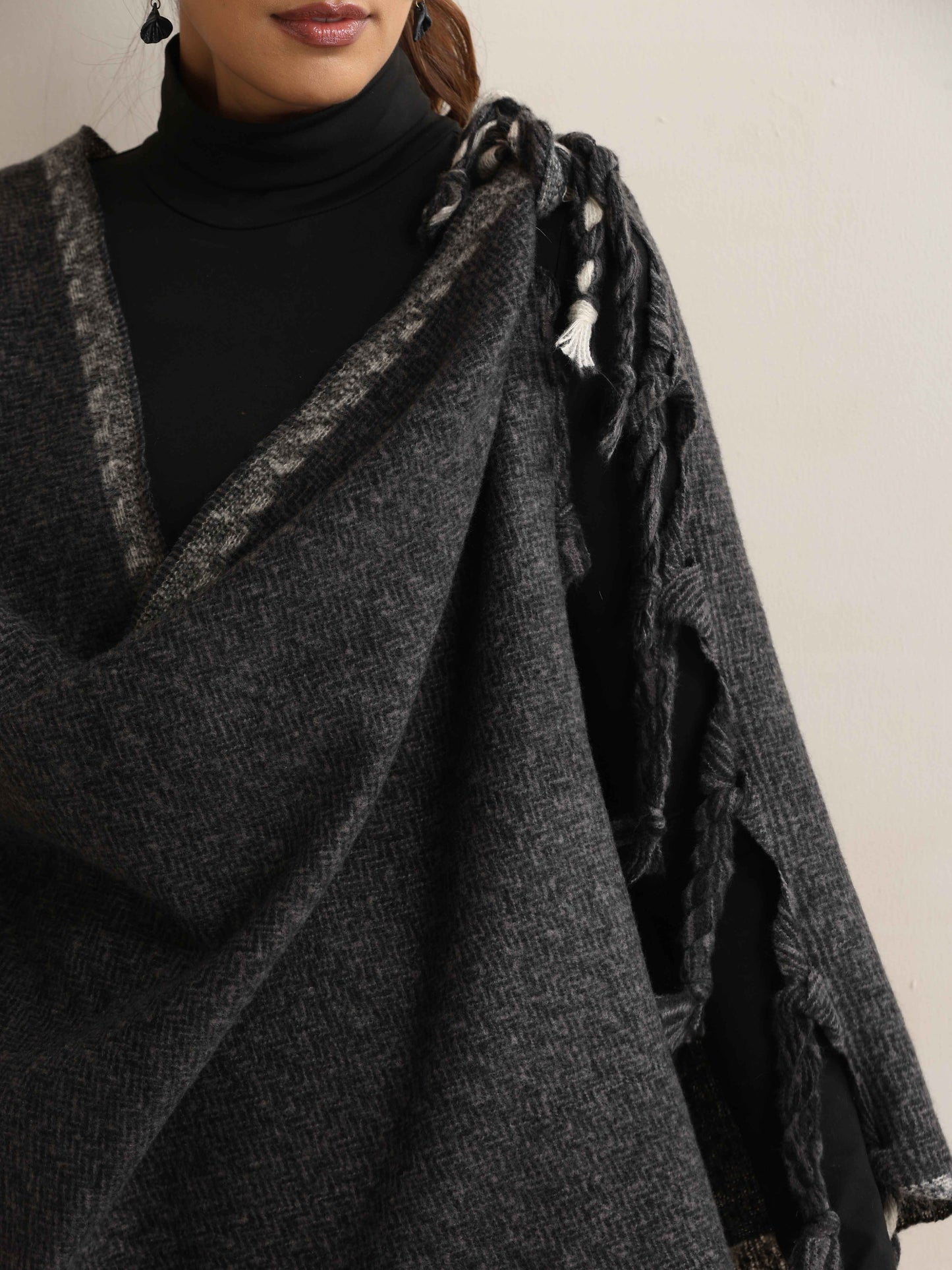 trueBrowns Black Tassel Woollen Stole - Distacart