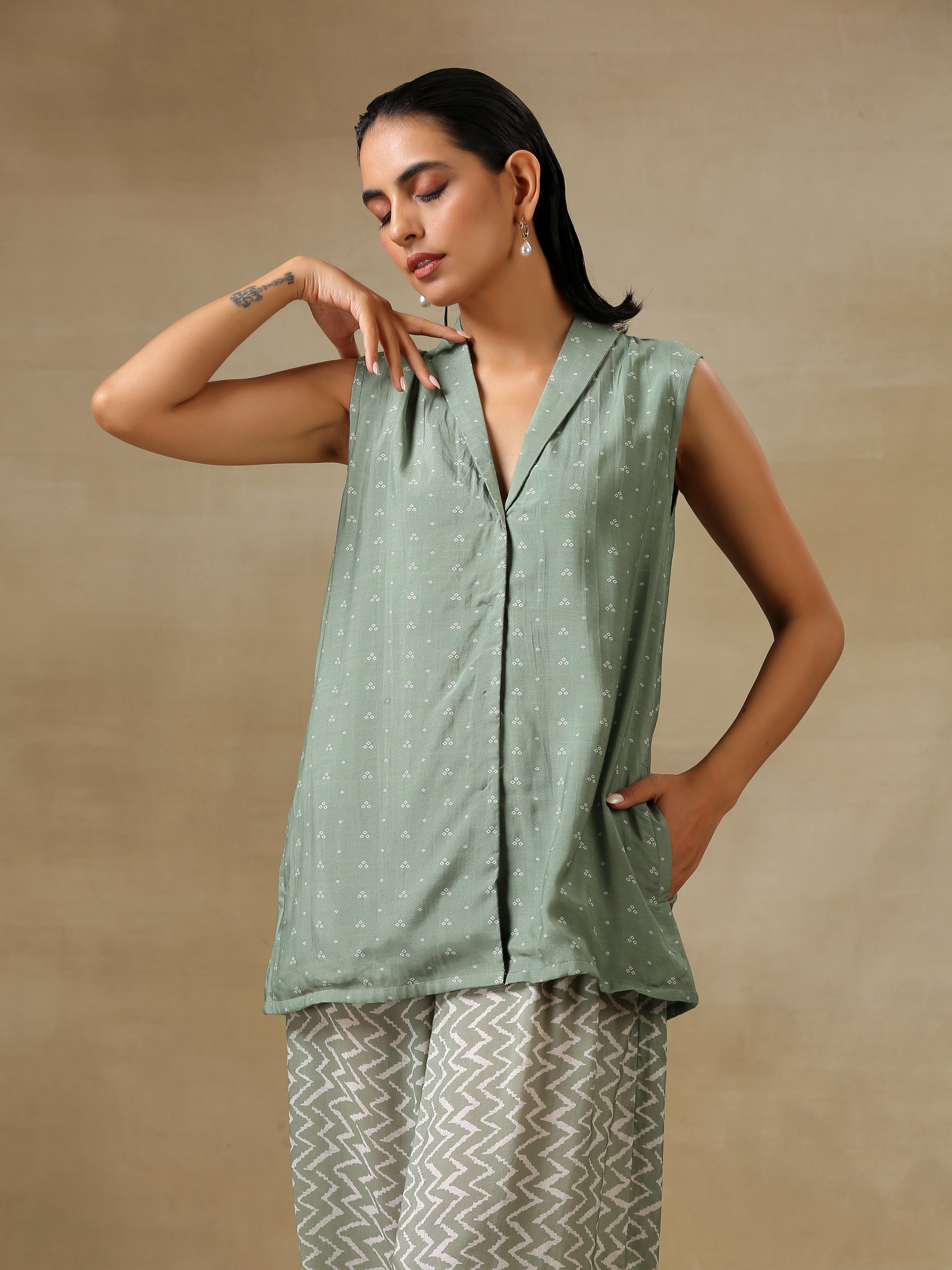 trueBrowns Light Green Bandhani Printed Silk Sleevesless Jacket Pant Set - Distacart