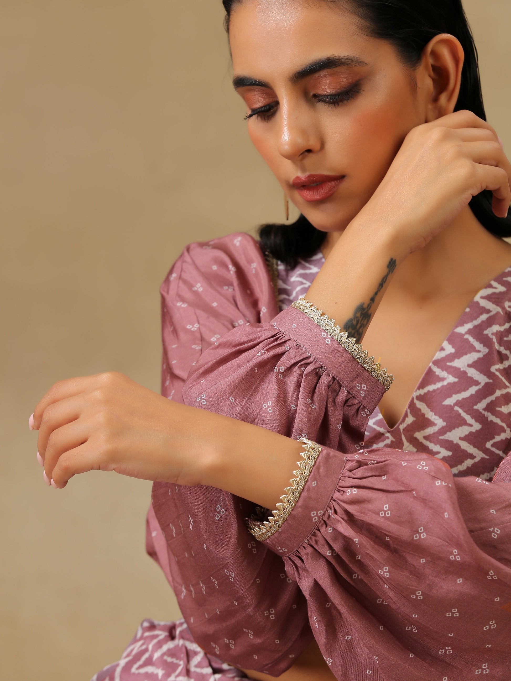 trueBrowns Dark Mauve Bandhani Printed Silk Elasticated Blouse - Distacart