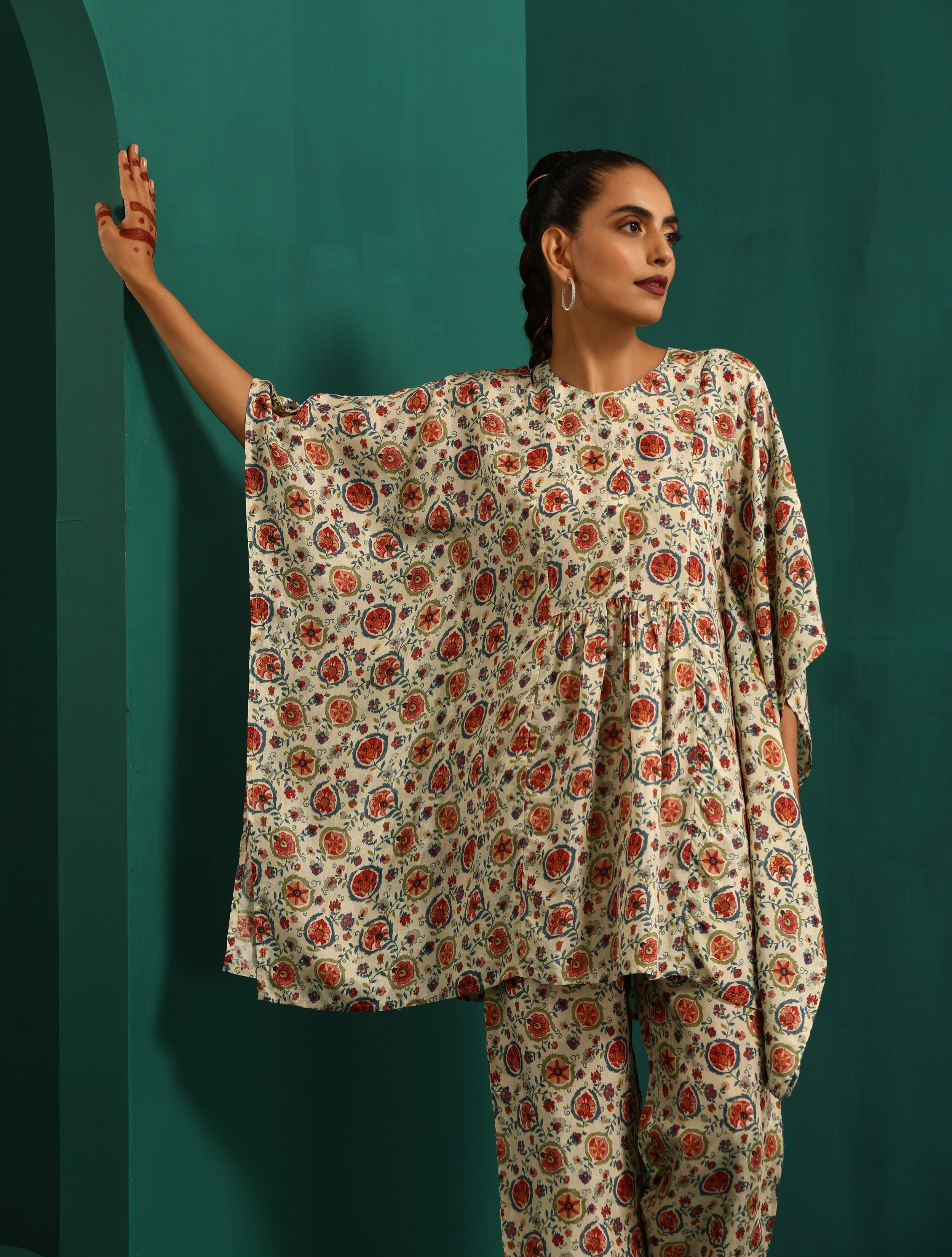 trueBrowns Off white Floral Bunch Muslin Silk Printed Kaftan Gathered Co-ord Set - Distacart