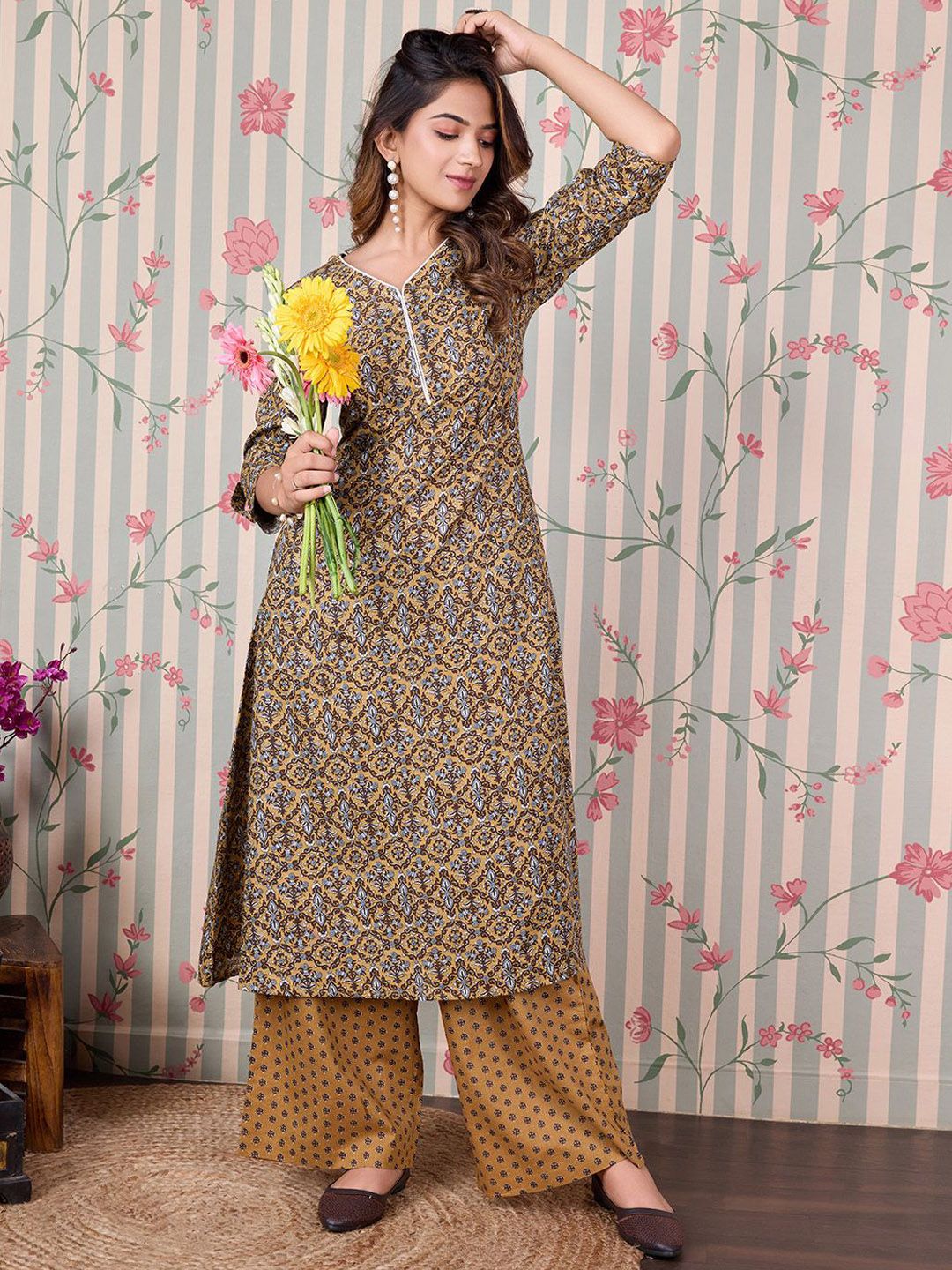 Ode by House of Pataudi Floral Printed Regular Pure Cotton Kurta with Trousers - Distacart