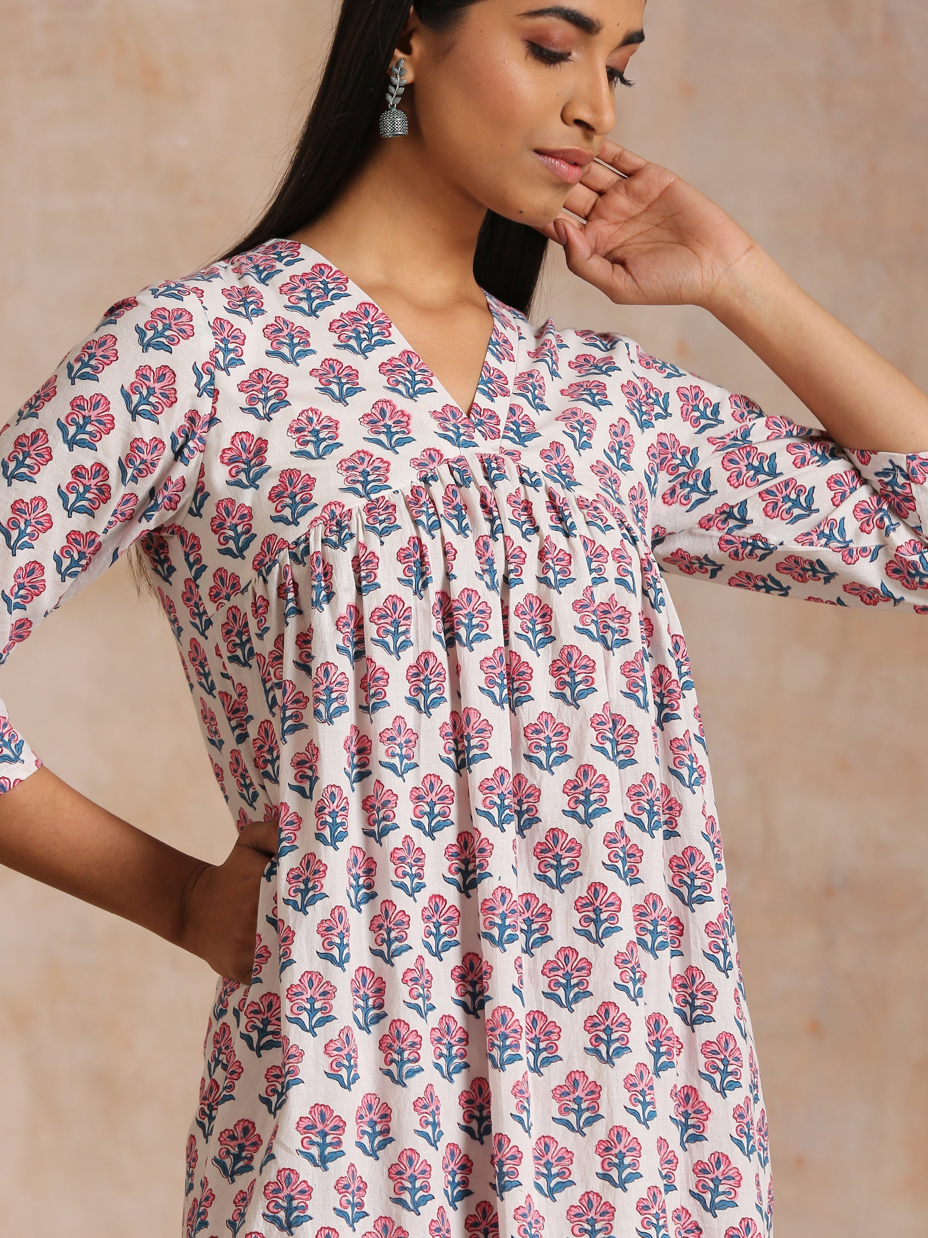 trueBrowns White With Pink Blue Floral Block Print Cotton Flared Slit Kurta Pant Set - Distacart