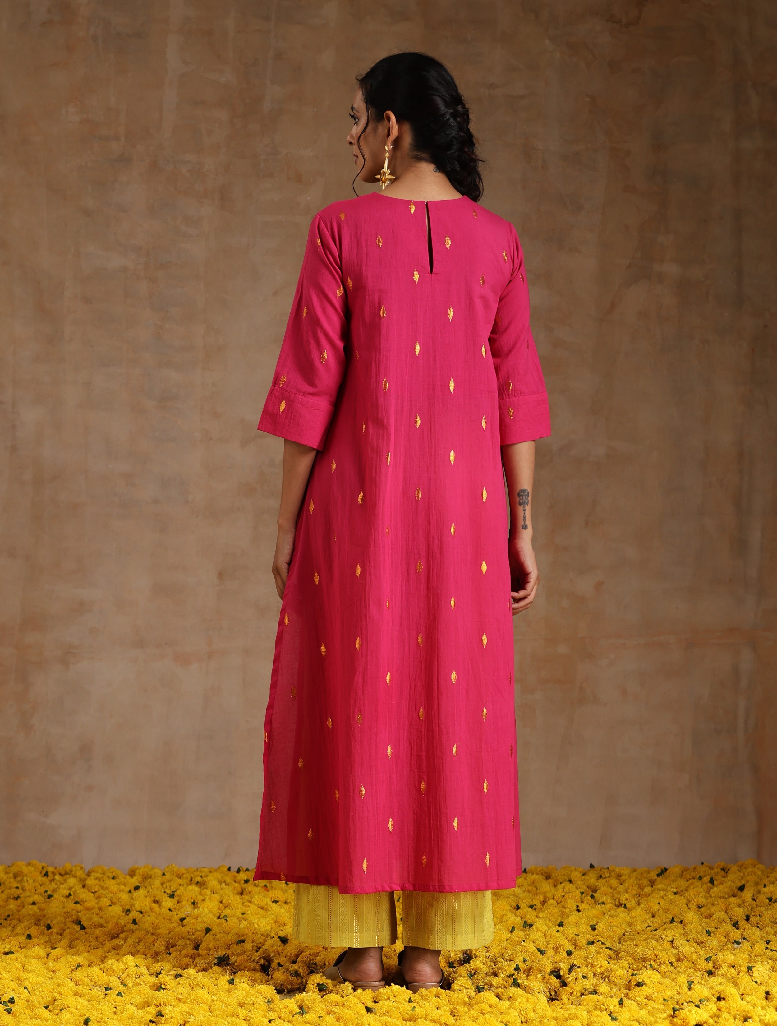 trueBrowns Pink Gold Cotton Neck Pleat Kurta Set - Distacart