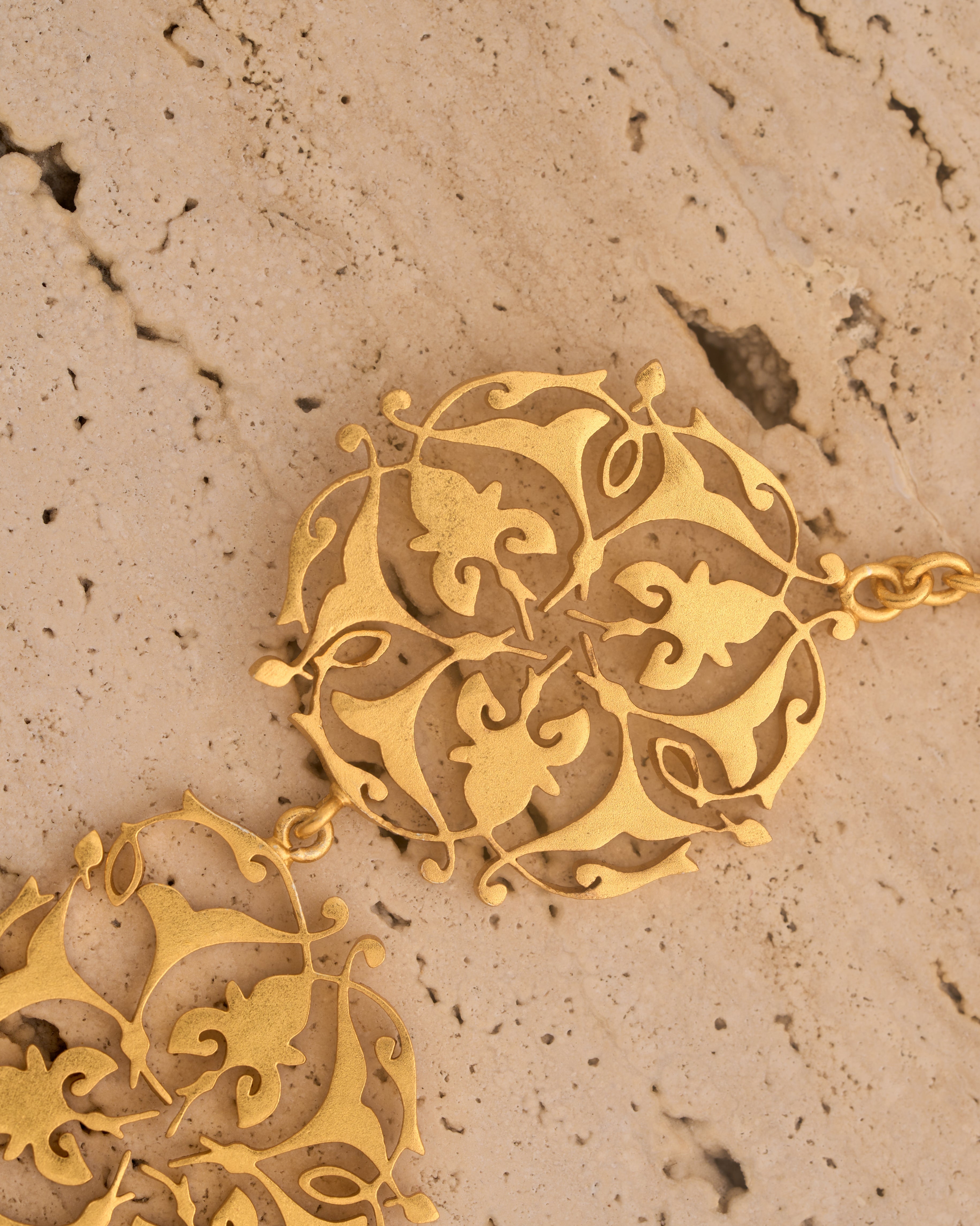 trueBrowns Gold-Polished Leaf Choker