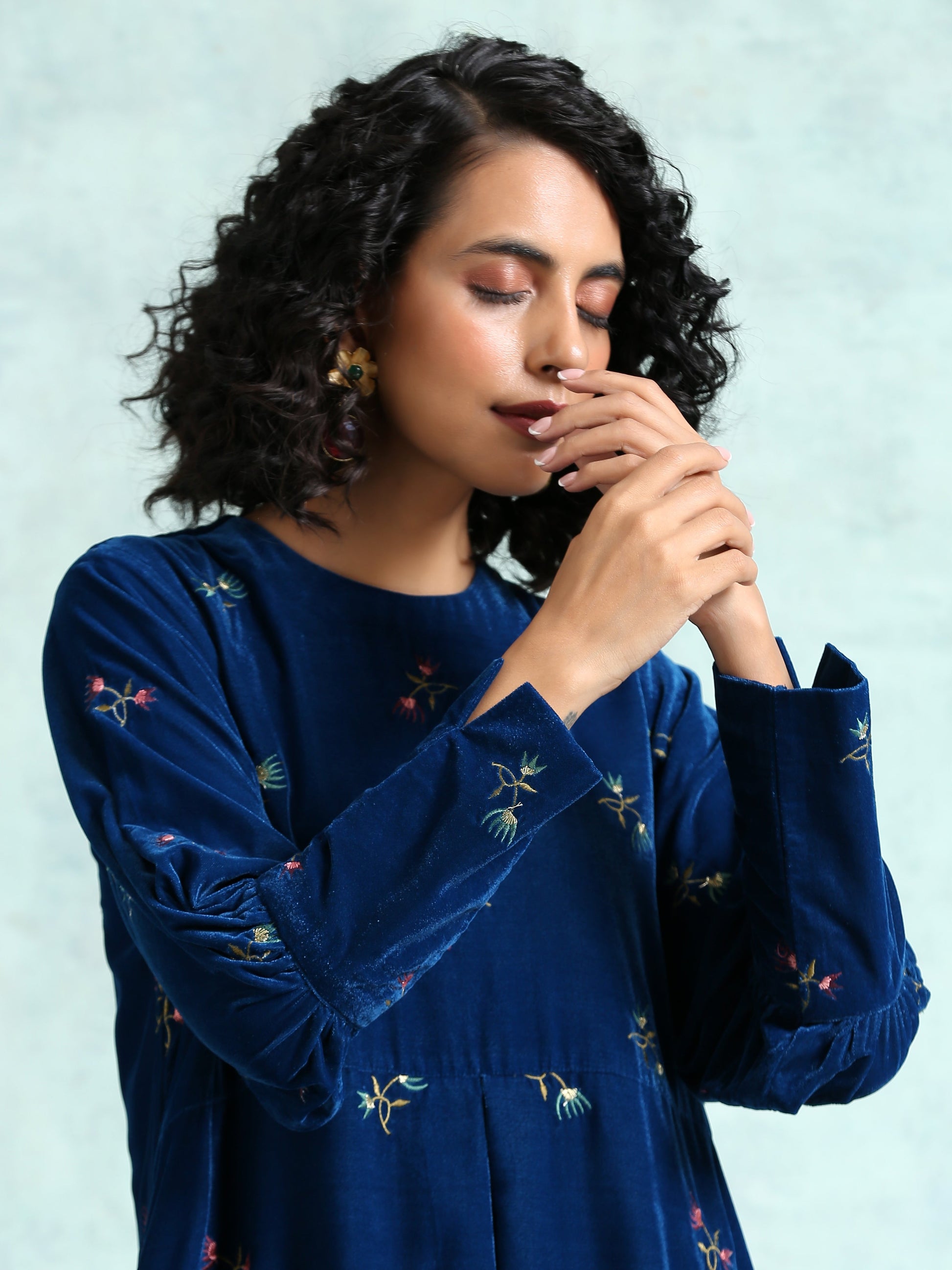 trueBrowns Blue Embroidered Velvet Puff Sleeve Kurta - Distacart