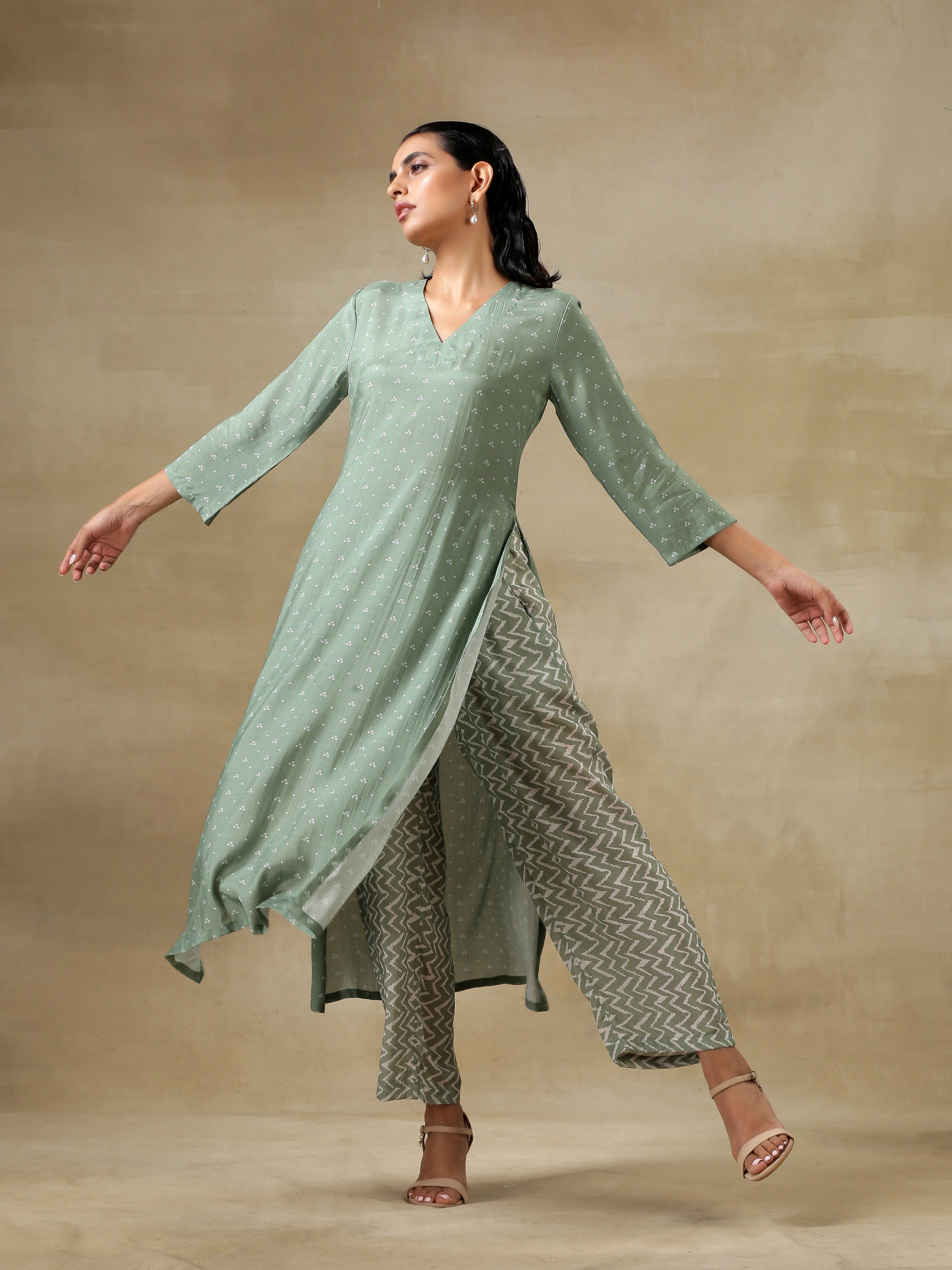 trueBrowns Light Green Bandhani Printed Silk High Slit Kurta Pant Set - Distacart