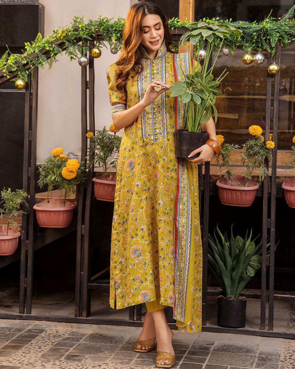 NOZ2TOZ Women's Floral Printed V Neck Kurti And Pant Set With Printed Dupatta - Distacart