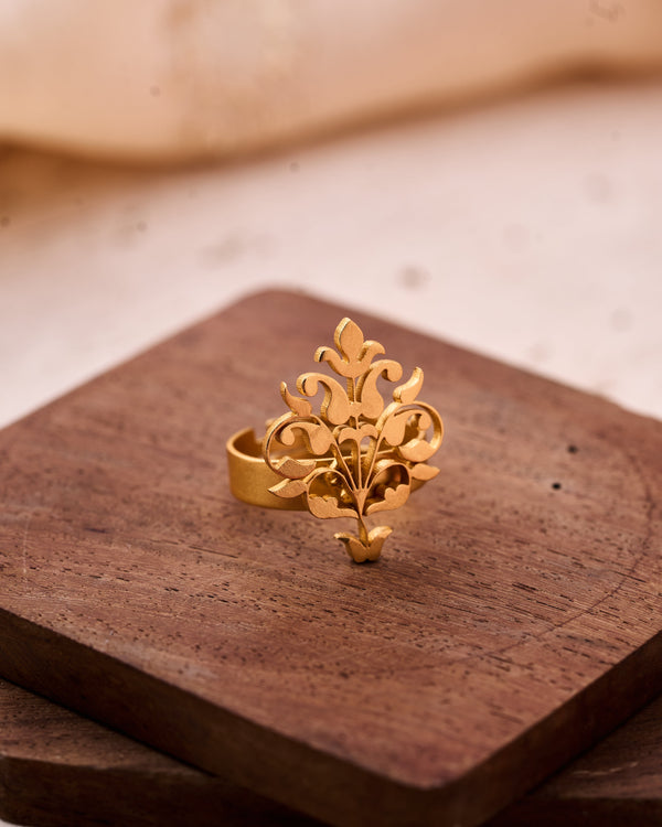 trueBrowns Gold-Polished Small Leaf Ring