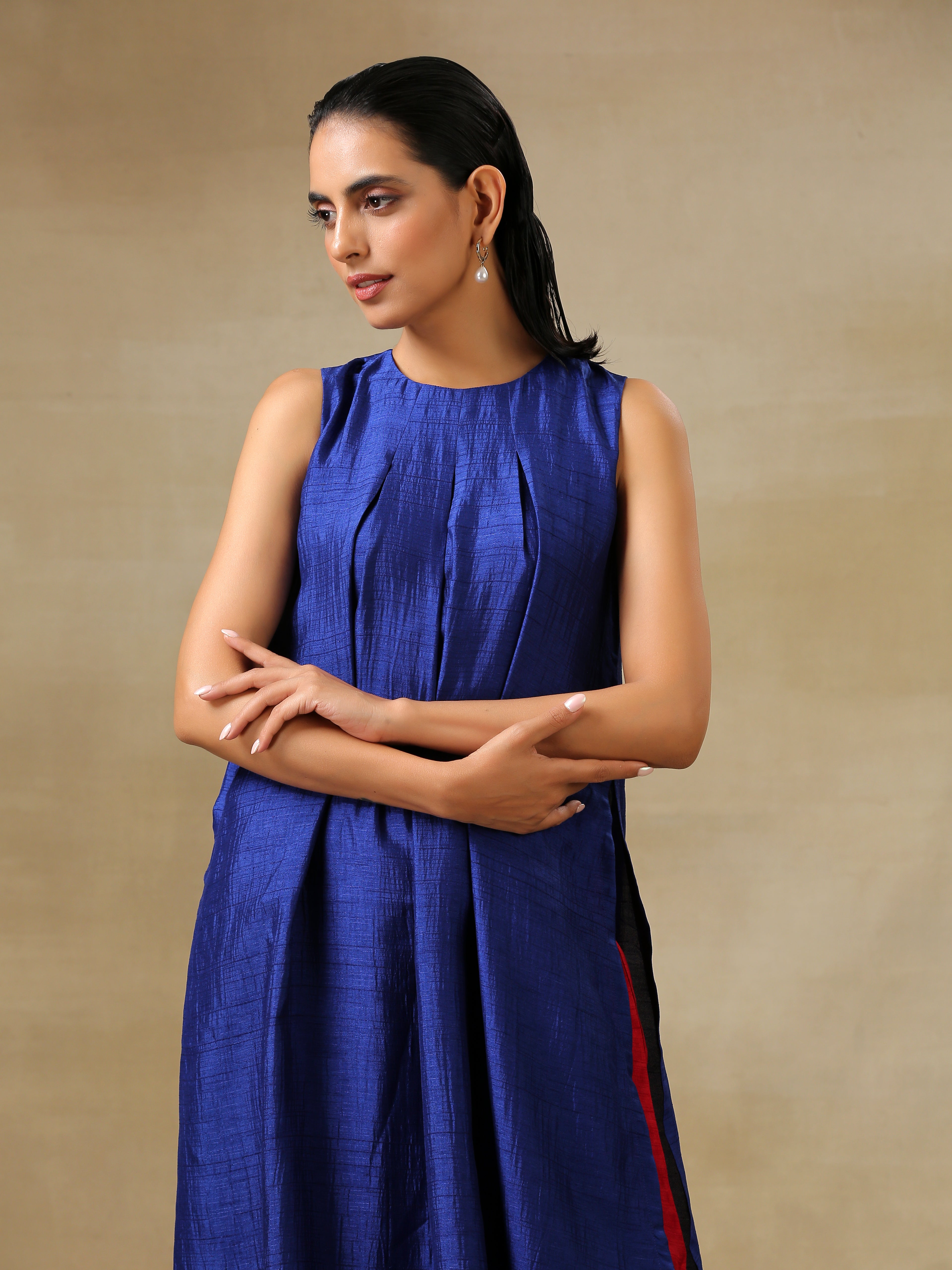 trueBrowns Blue Textured Silk Sleeveless Kurta Pant Set - Distacart