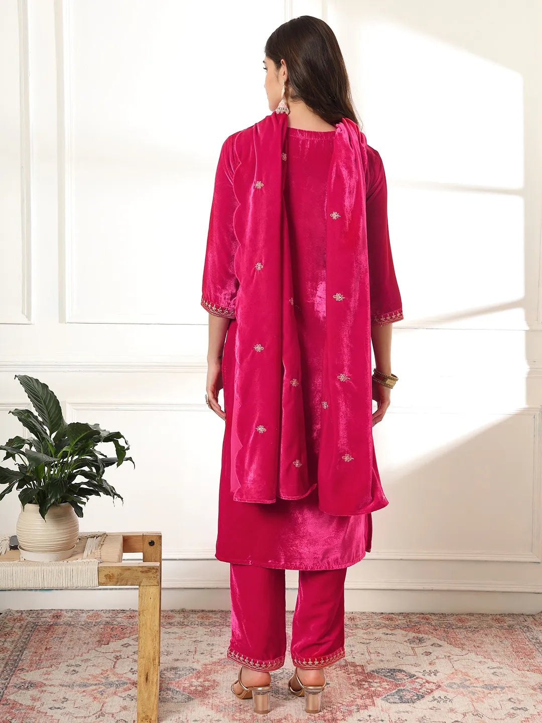 Yufta Pink Velvet Kurta Dupatta Set With Embroidery