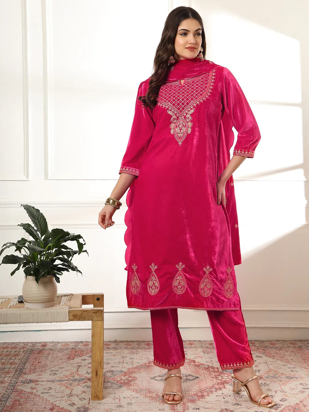 Yufta Pink Velvet Kurta Dupatta Set With Embroidery