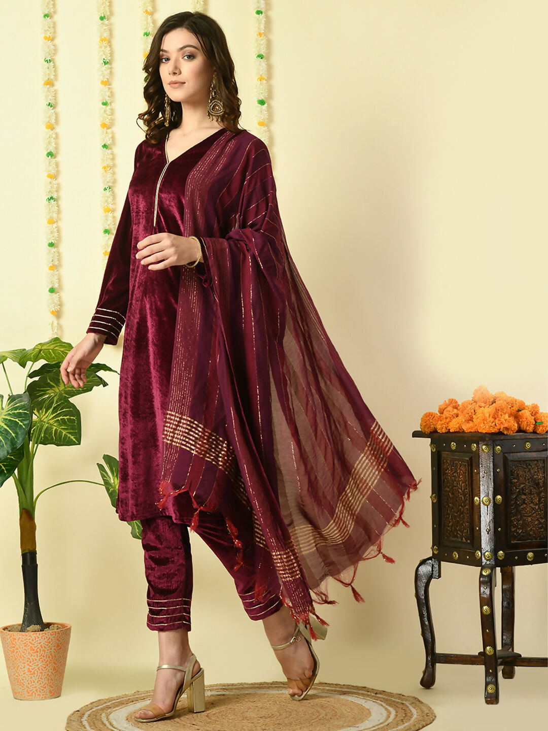 Myshka Women's Magenta Velvet Kurta & Trousers With Dupatta Party Sets - Distacart