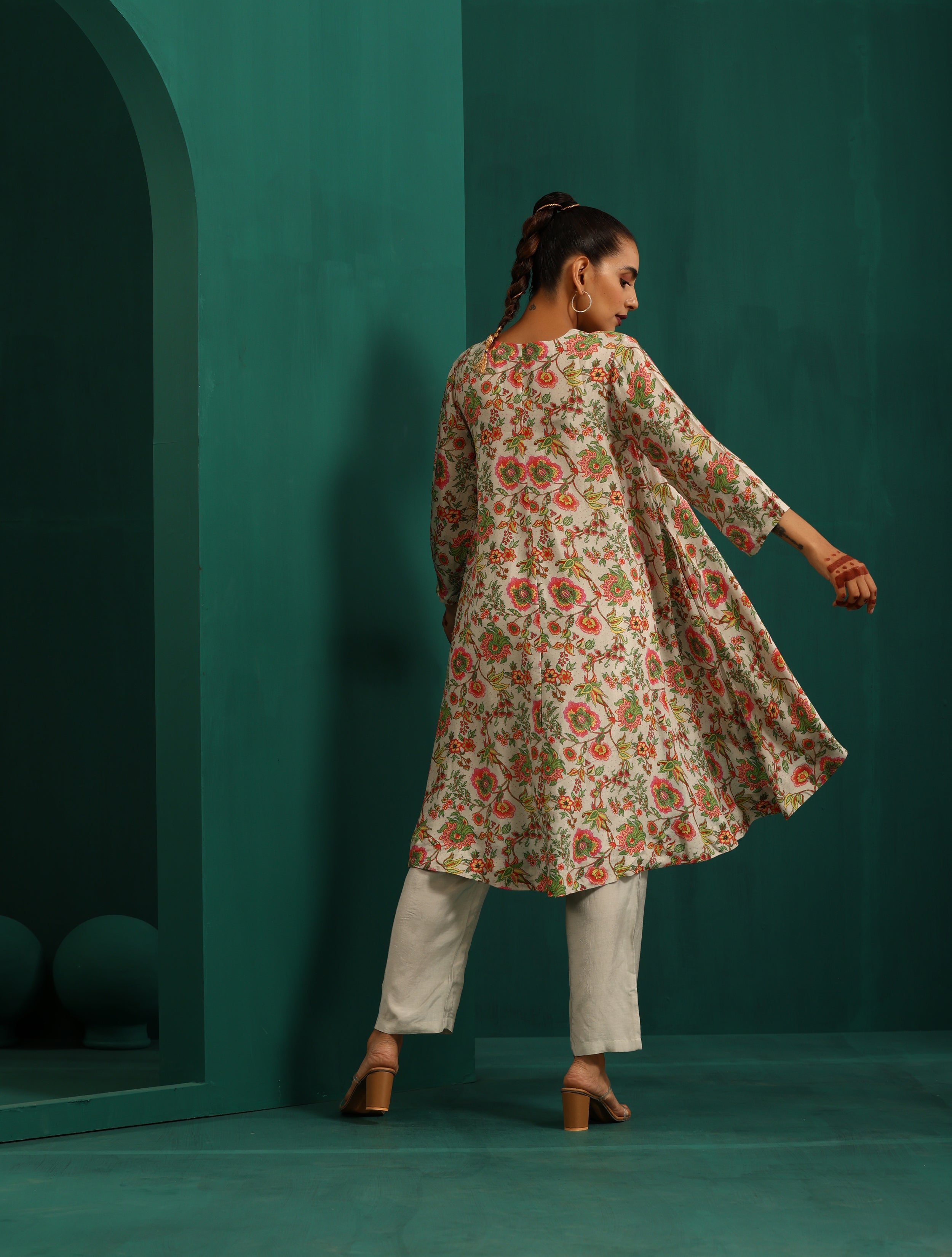 trueBrowns Off white Floral Jaal Muslin Silk Printed High Low Co-ord Set - Distacart
