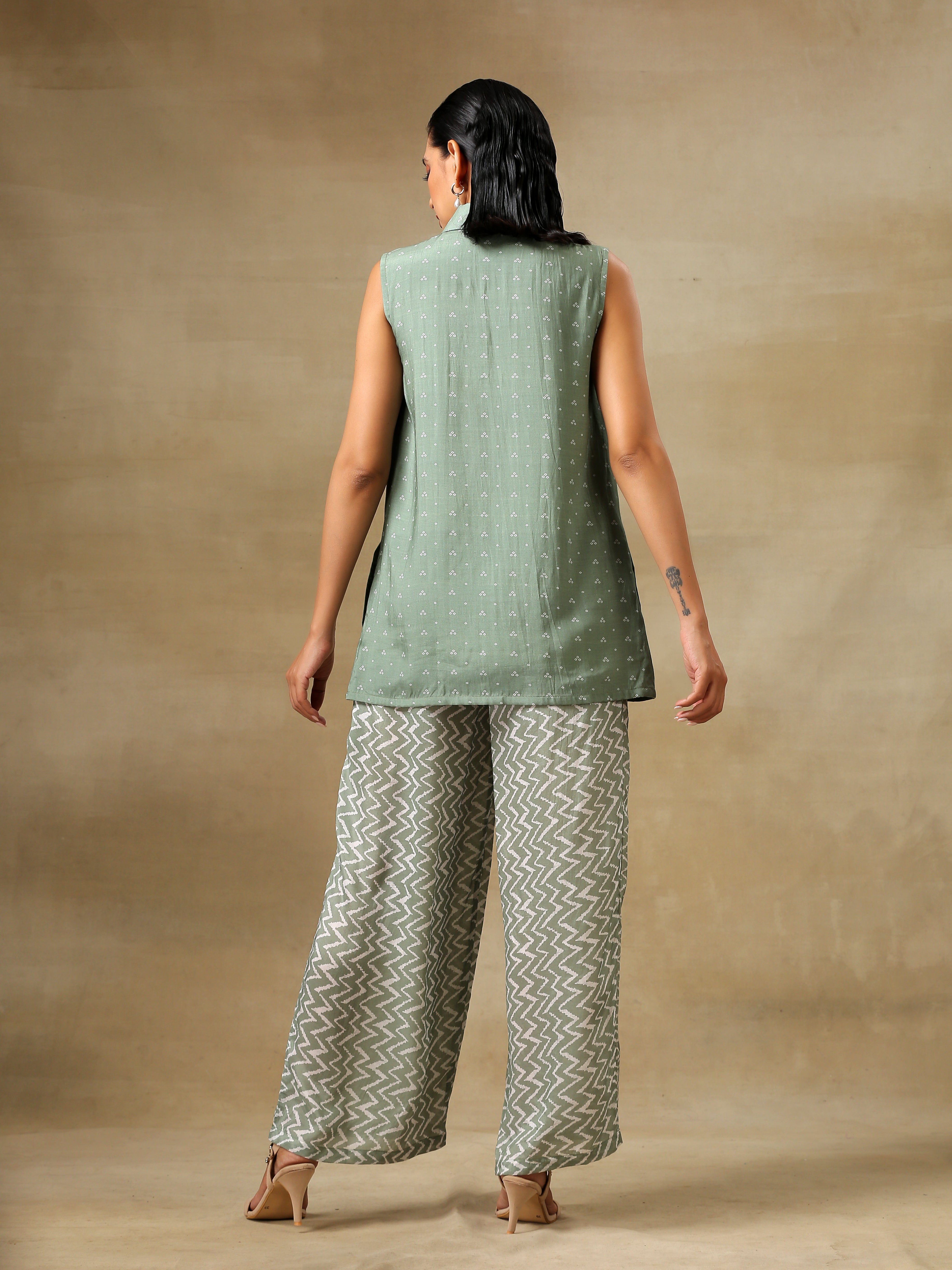 trueBrowns Light Green Bandhani Printed Silk Sleevesless Jacket Pant Set - Distacart