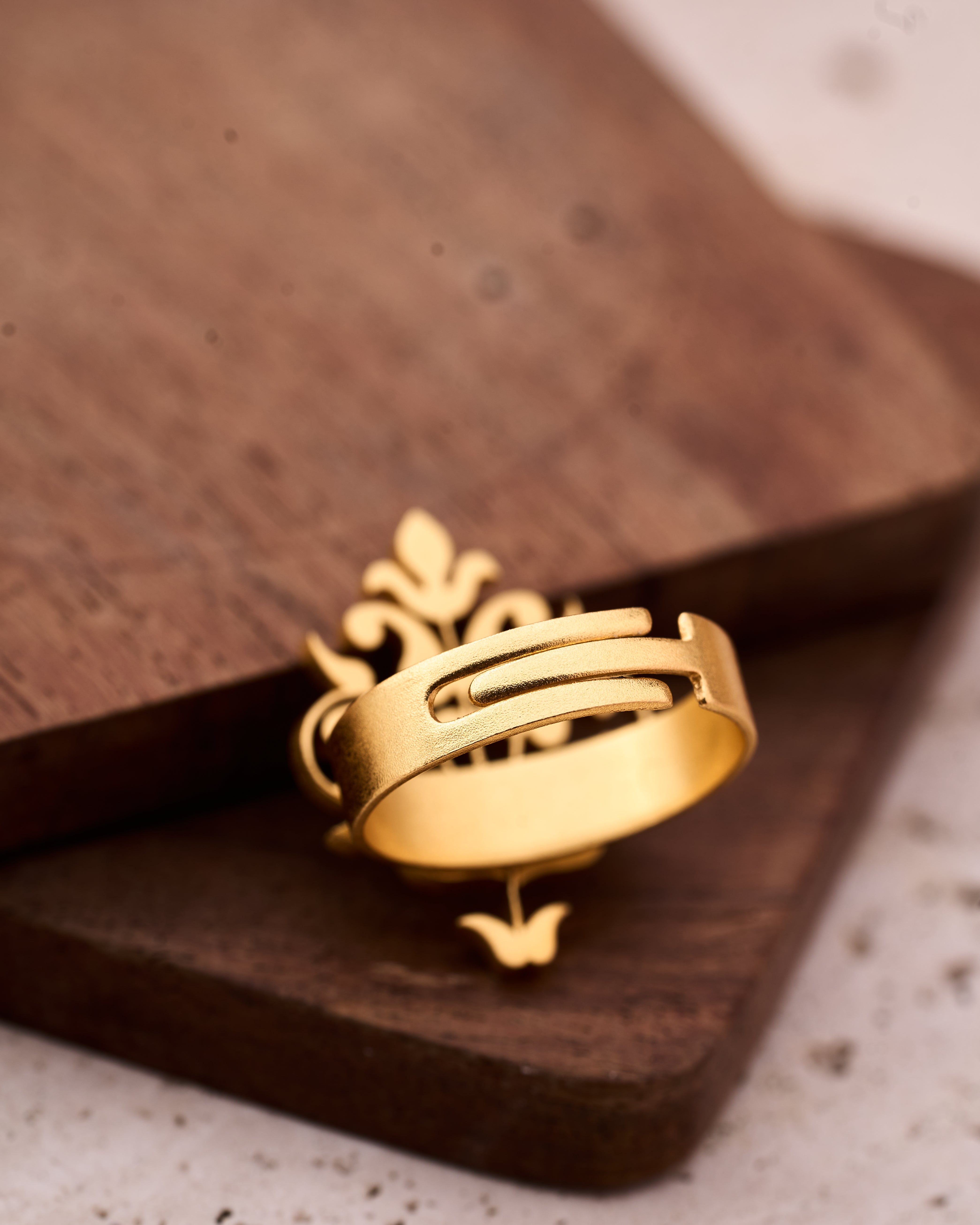 trueBrowns Gold-Polished Small Leaf Ring