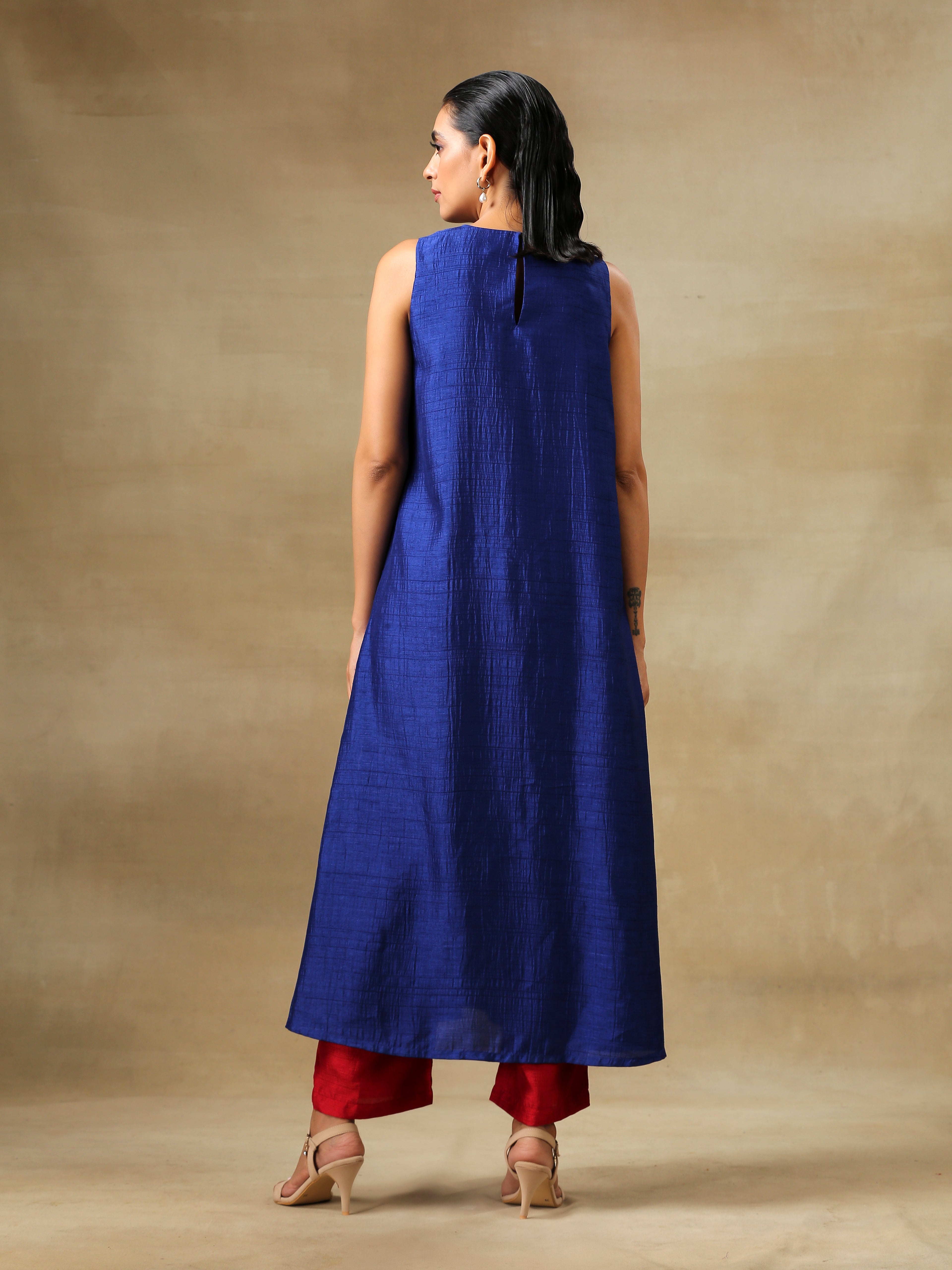 trueBrowns Blue Textured Silk Sleeveless Kurta Pant Set - Distacart