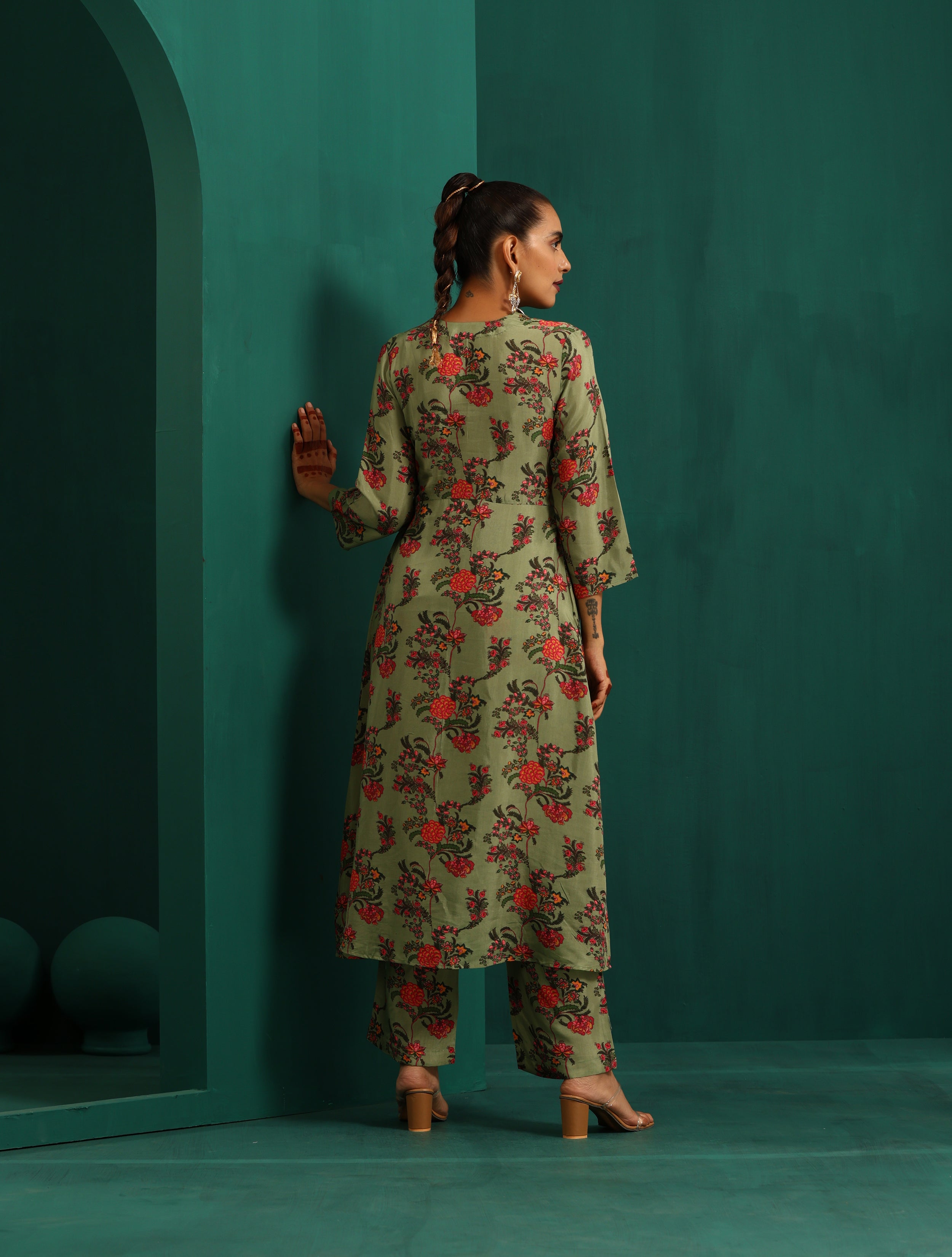 trueBrowns Green Floral Muslin Silk Printed Front Slit Kurta Pant Set - Distacart