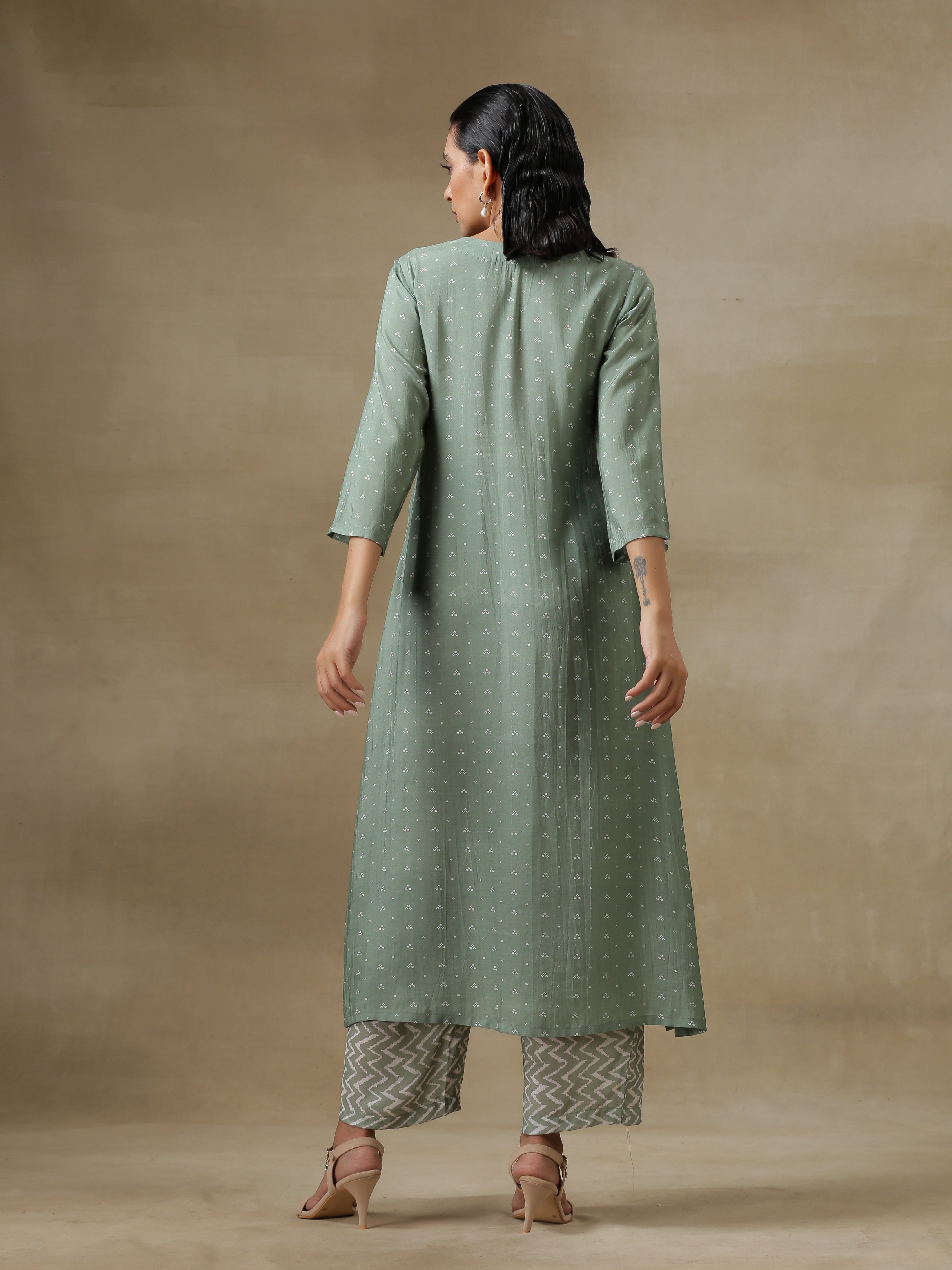 trueBrowns Light Green Bandhani Printed Silk High Slit Kurta Pant Set - Distacart