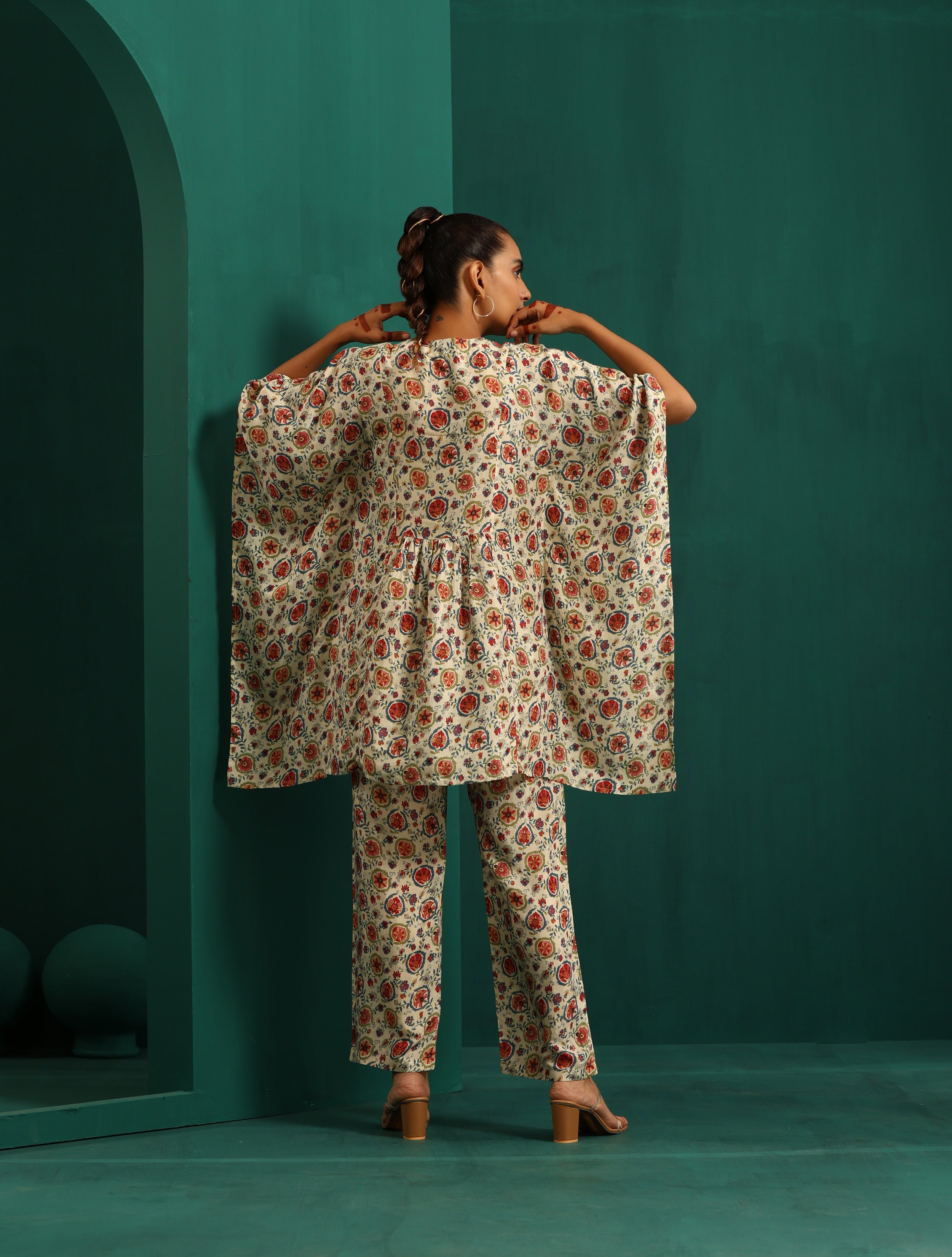 trueBrowns Off white Floral Bunch Muslin Silk Printed Kaftan Gathered Co-ord Set - Distacart