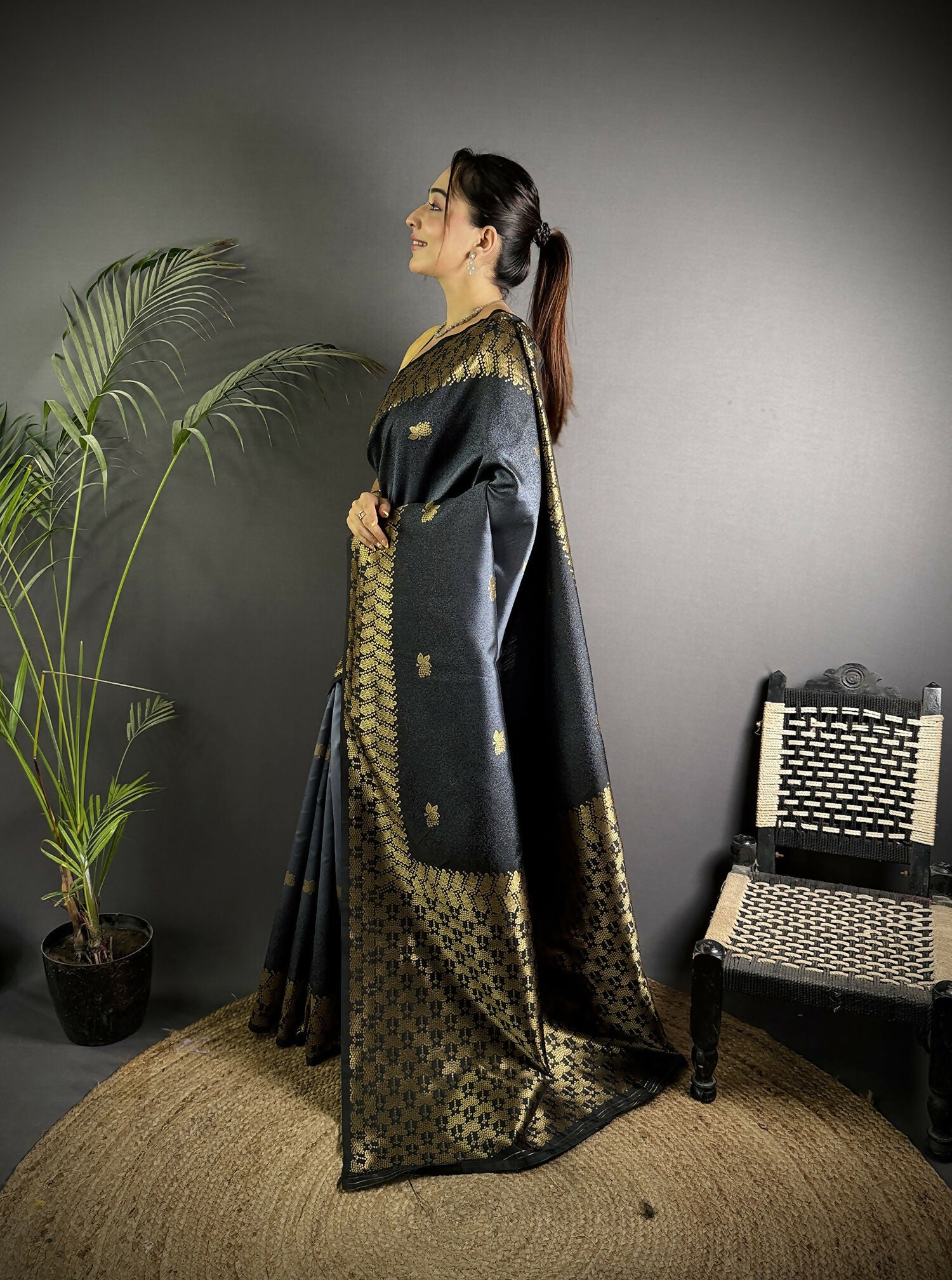 Joban Fashion Grey Handloom Silk Ikkat Saree