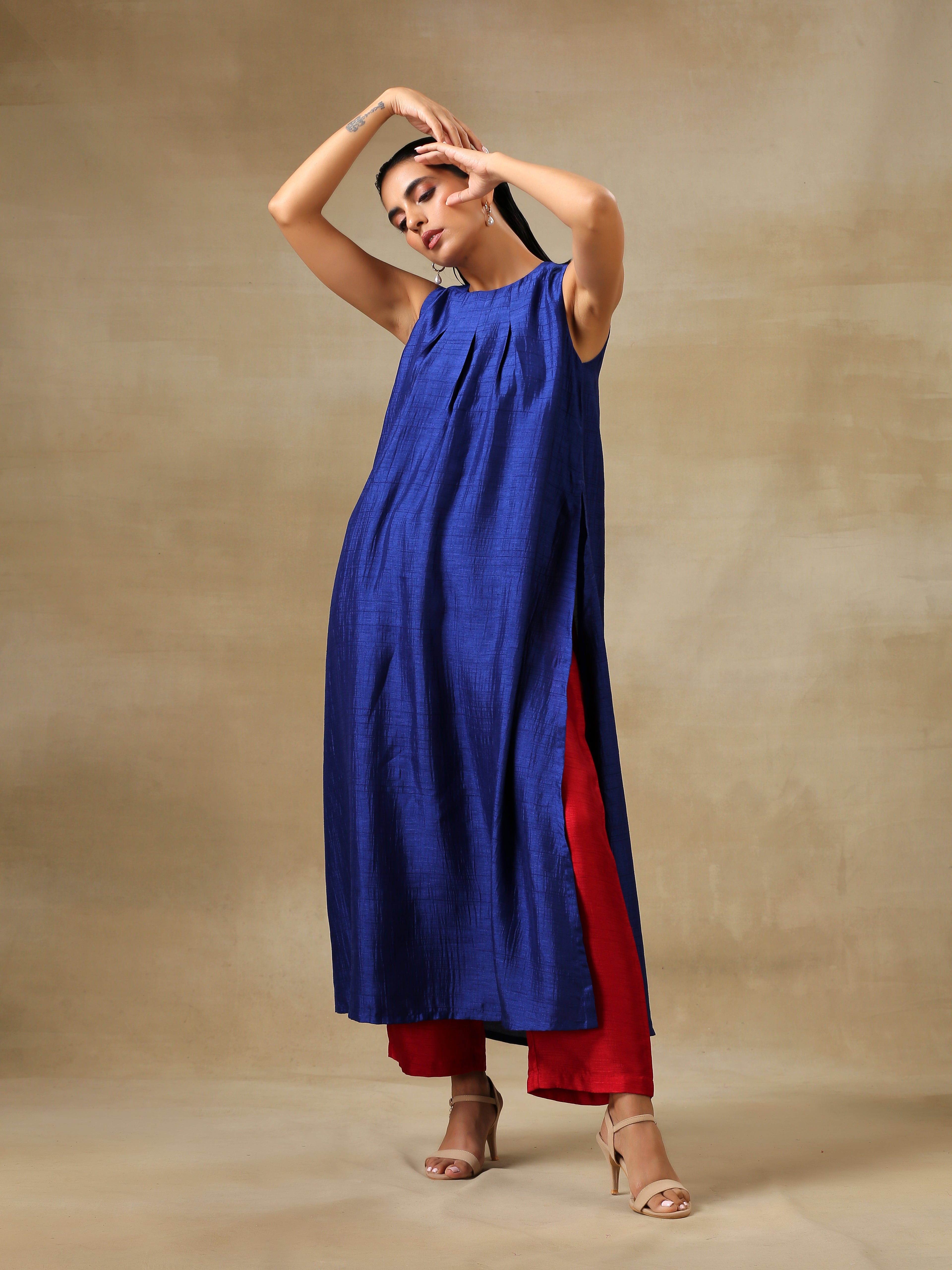 trueBrowns Blue Textured Silk Sleeveless Kurta Pant Set - Distacart
