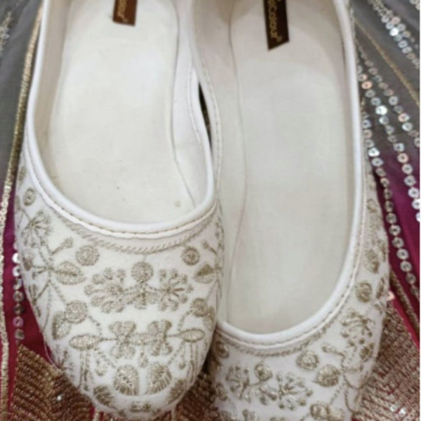 Desi Colour Women Indian Ethnic Footwear-Cushioned White Heavy Emb - Distacart