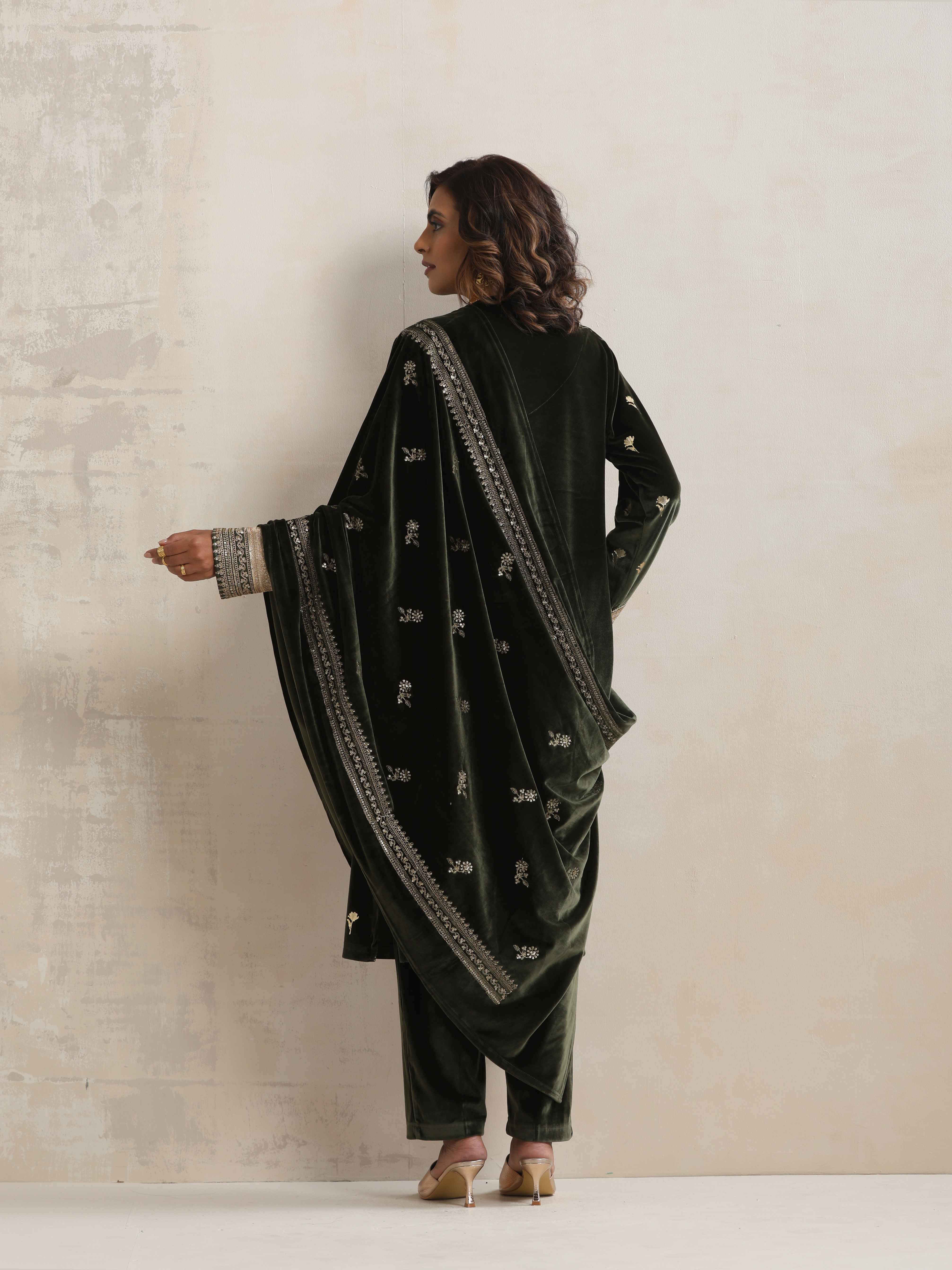 trueBrowns Green Velvet Floral Embroidered Kurta Pant Dupatta Set - Distacart
