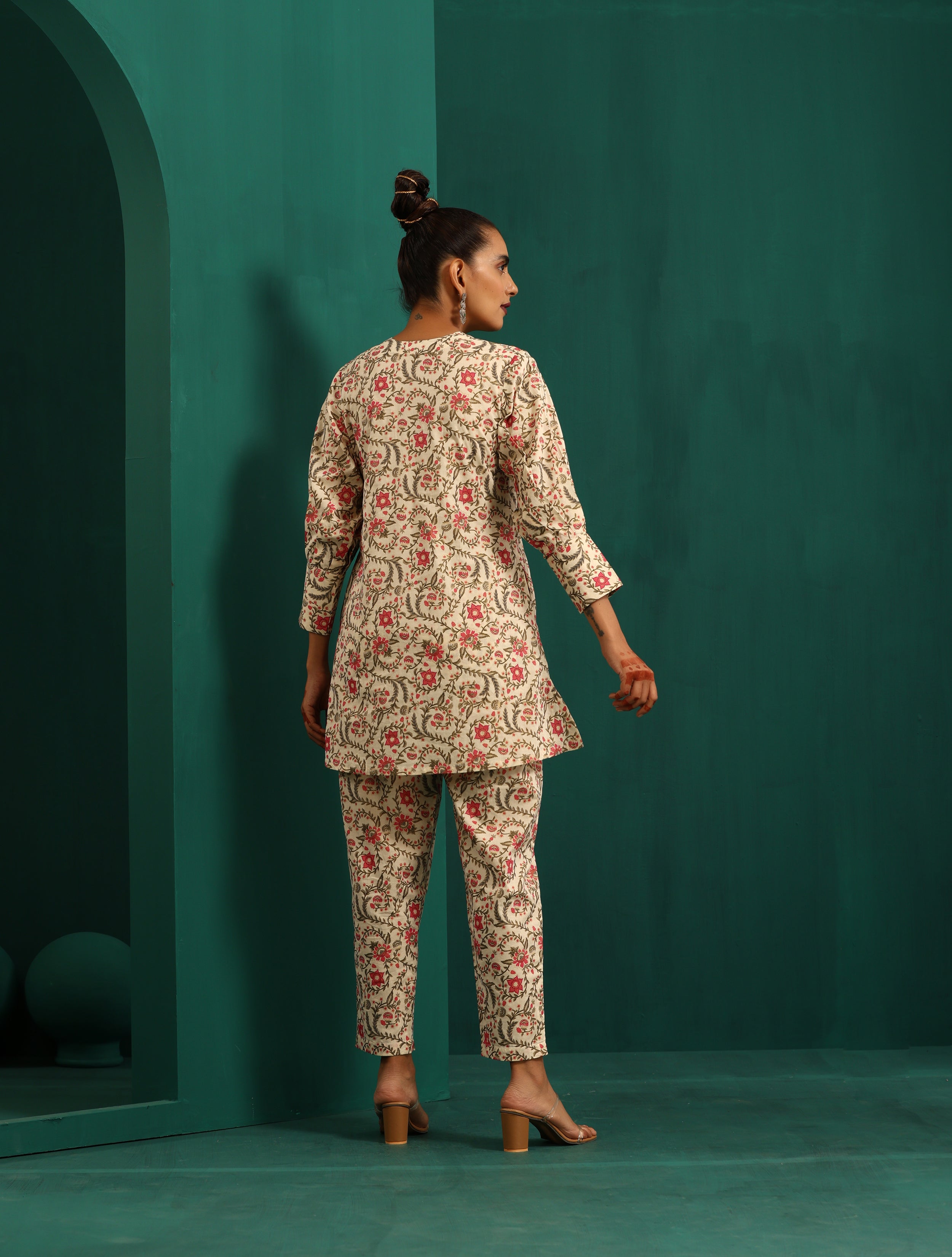 trueBrowns Pink Floral Cotton Printed Neck Pleat Co-ord Set - Distacart