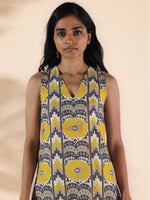 Thumbnail for trueBrowns Yellow Cotton Ikat Sleeveless Kurta Pant Set - Distacart