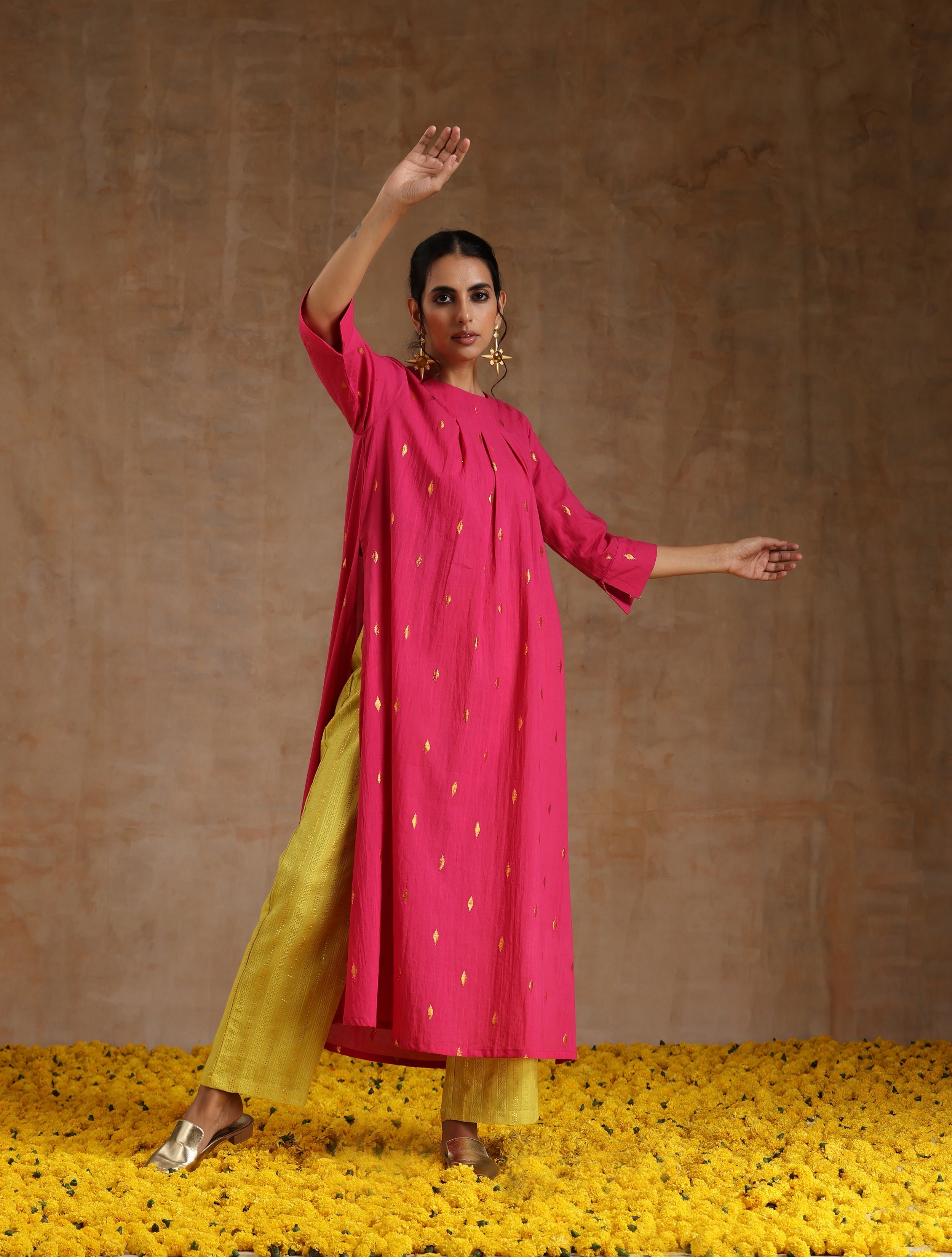 trueBrowns Pink Gold Cotton Neck Pleat Kurta Set - Distacart