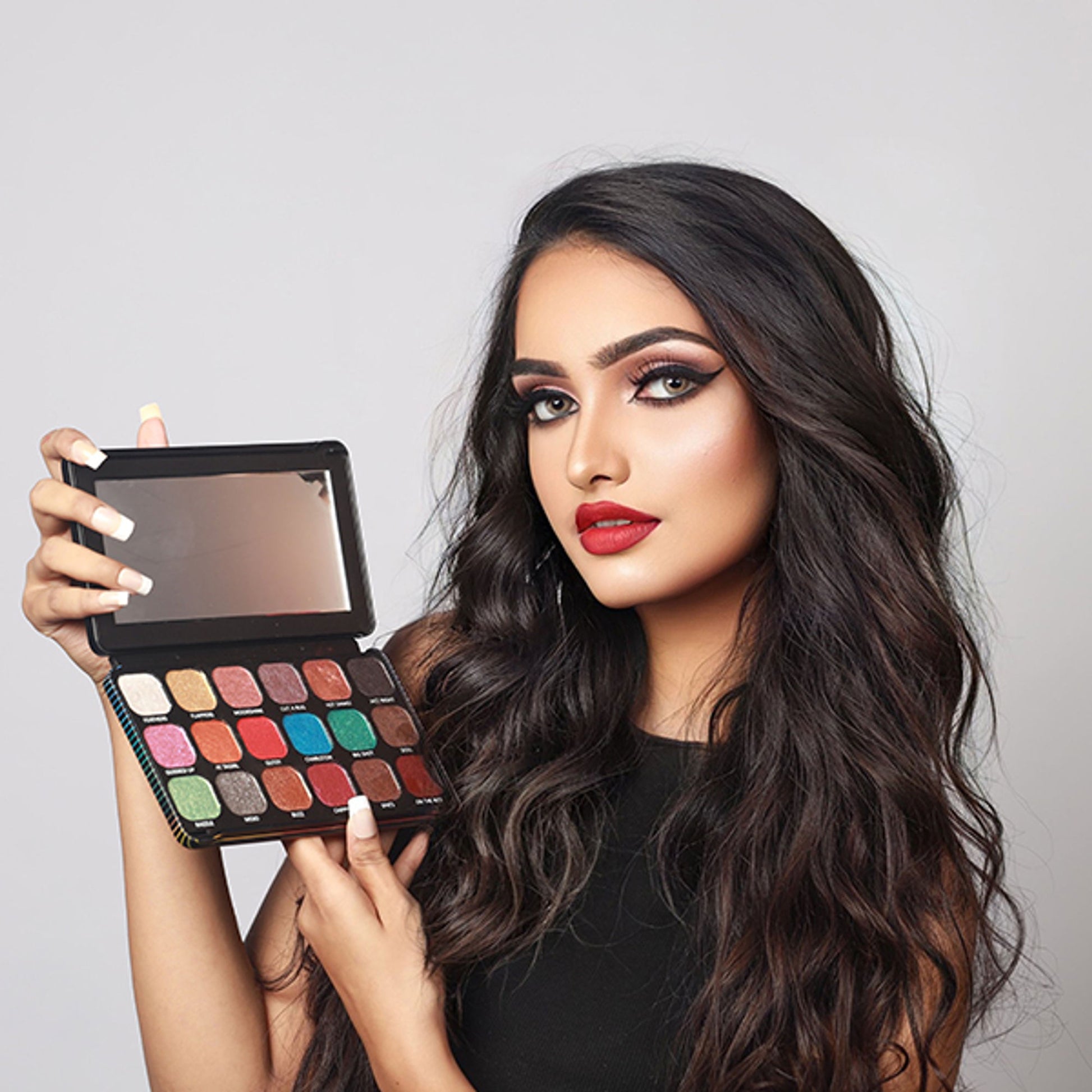 Europe Girl 18 colour Diamond Eyeshadow Palette - Glow On - Distacart