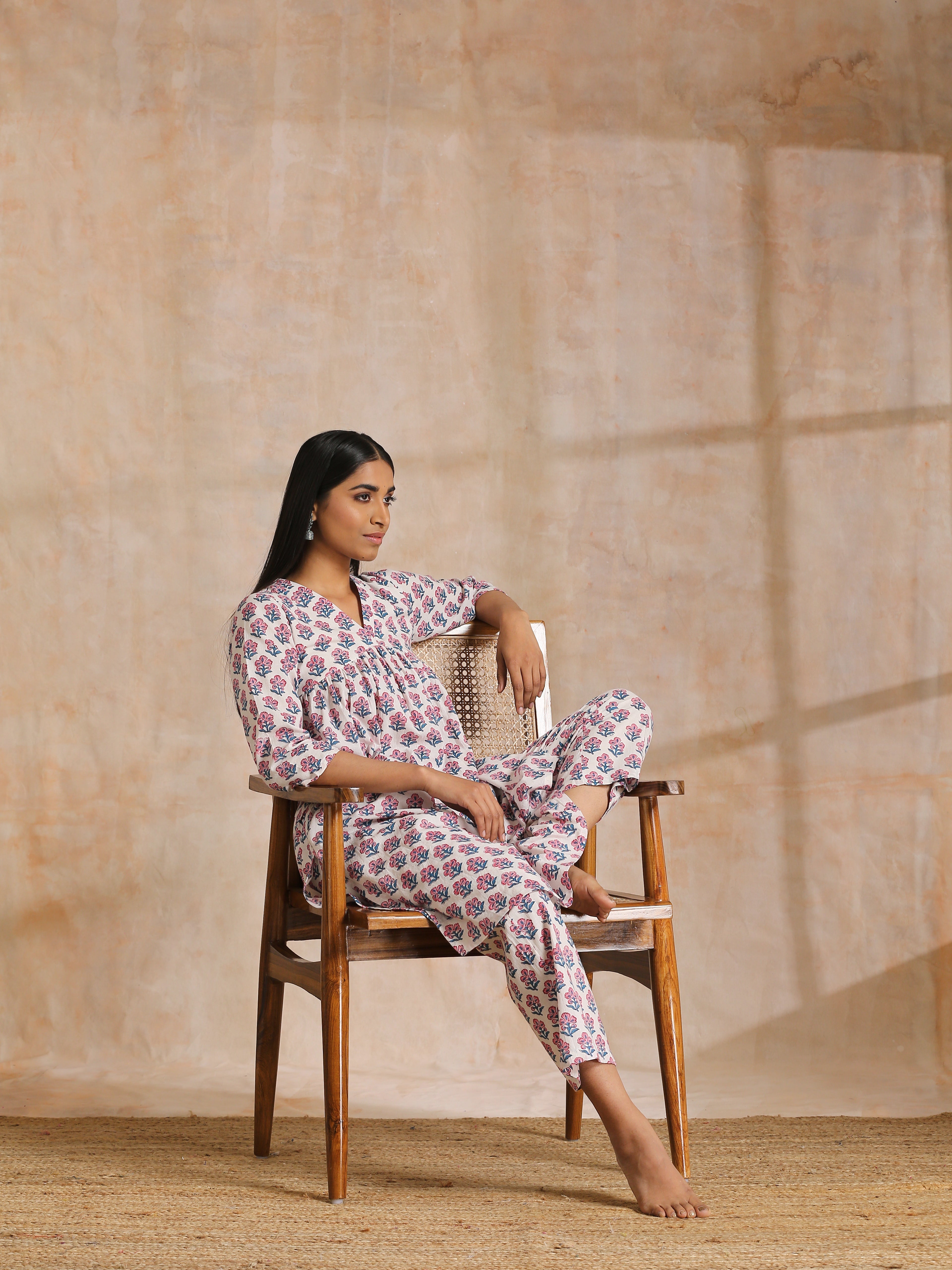 trueBrowns White With Pink Blue Floral Block Print Cotton Flared Slit Kurta Pant Set - Distacart