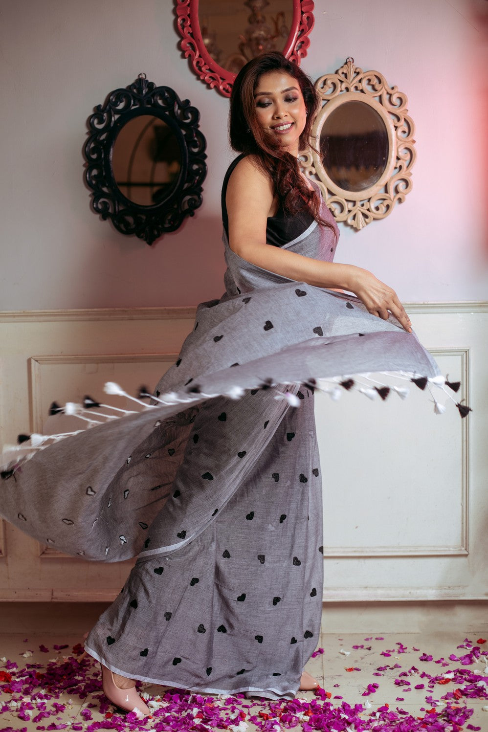 Very Much Indian Mastaani - Pure Mul Jamdhani Cotton Handloom Saree with Beautiful Heart Weaves - Grey - Distacart