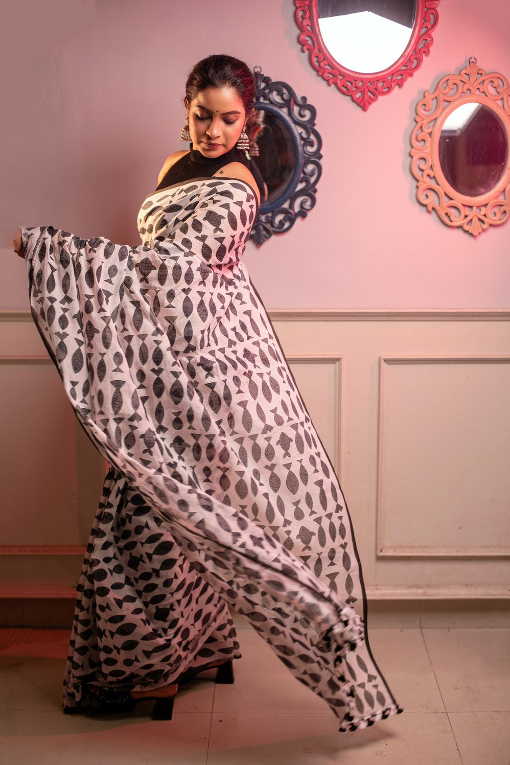 Very Much Indian Mastaani - Pure Mul Cotton Handloom Saree with Beautiful Floral Weaves - White - Distacart