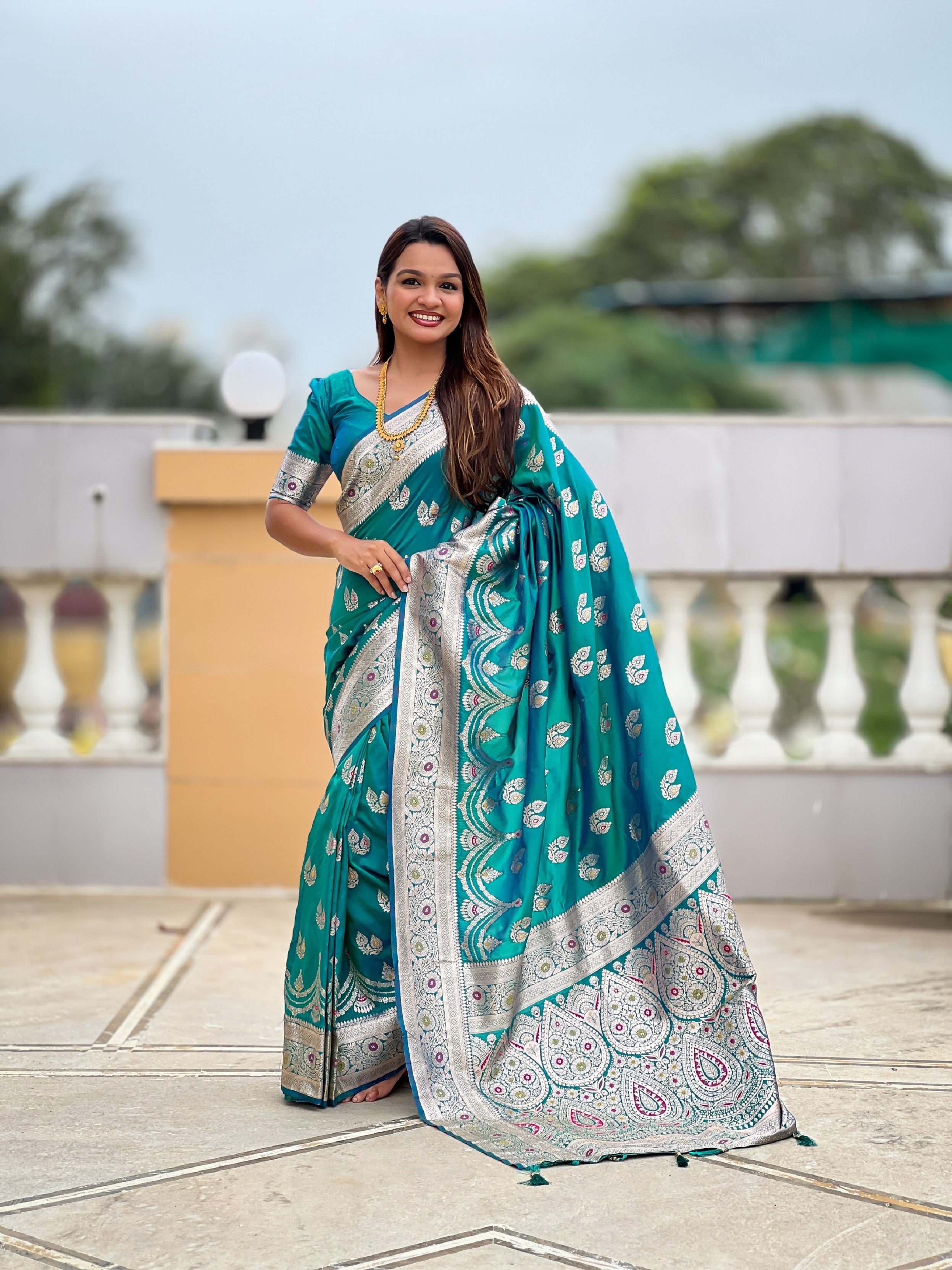 Vedant Vastram Soft Litchi Silk Banarasi Silk Jacquard Saree - Rama - Dista